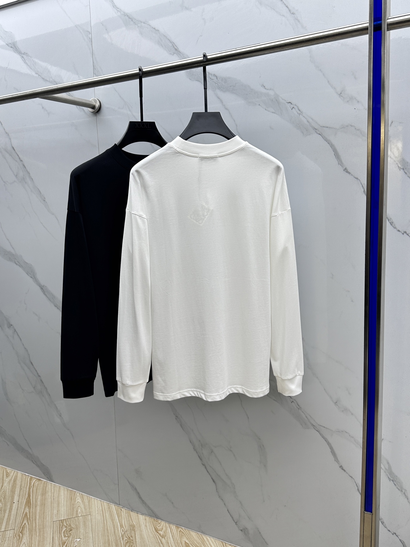 🆕LOEWE罗意威 2025SS早秋新款LOE家长袖打底宽松T恤圆领，胸前logo标识长袖T恤，基础款推