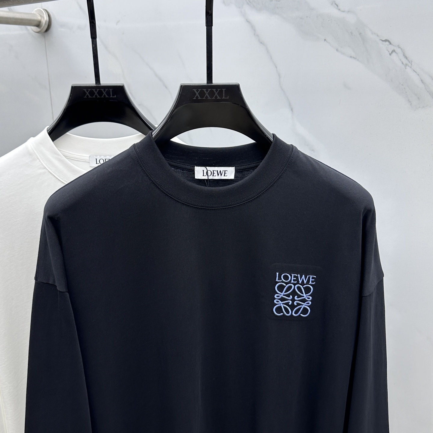 NO:573379,LOEWE Loewe 2025SS early autumn new LOE long-sleeved bottoming loose T-shirt round neck, long-sleeved T-shirt with logo on the chest, basic model recommended!  The versatile God of War.  Select high-quality pure cotton fabrics, which are extremely comfortable and breathable.  Unforgettable!  Comfortable and soft ~ a must-have item to wear alone or paired with!  Complete with three standards, high-quality goods, close your eyes, size M-3XL, loewe, loewe, tees, t-shirt, alexander wang19860909LOEWE罗意威 2025SS早秋新款LOE家长袖打底宽松T恤圆领,胸前logo标识长袖T恤,基础款推荐！百搭战神．甄选优质纯棉面料,质感极好舒适又透气．让人过目难忘！舒适柔软～单穿搭配必备单品！三标齐全hei 高品质大货闭眼入 尺码M-3XL,,loewe,loewe,tees，t-shirt,alexander wang,Men's clothing