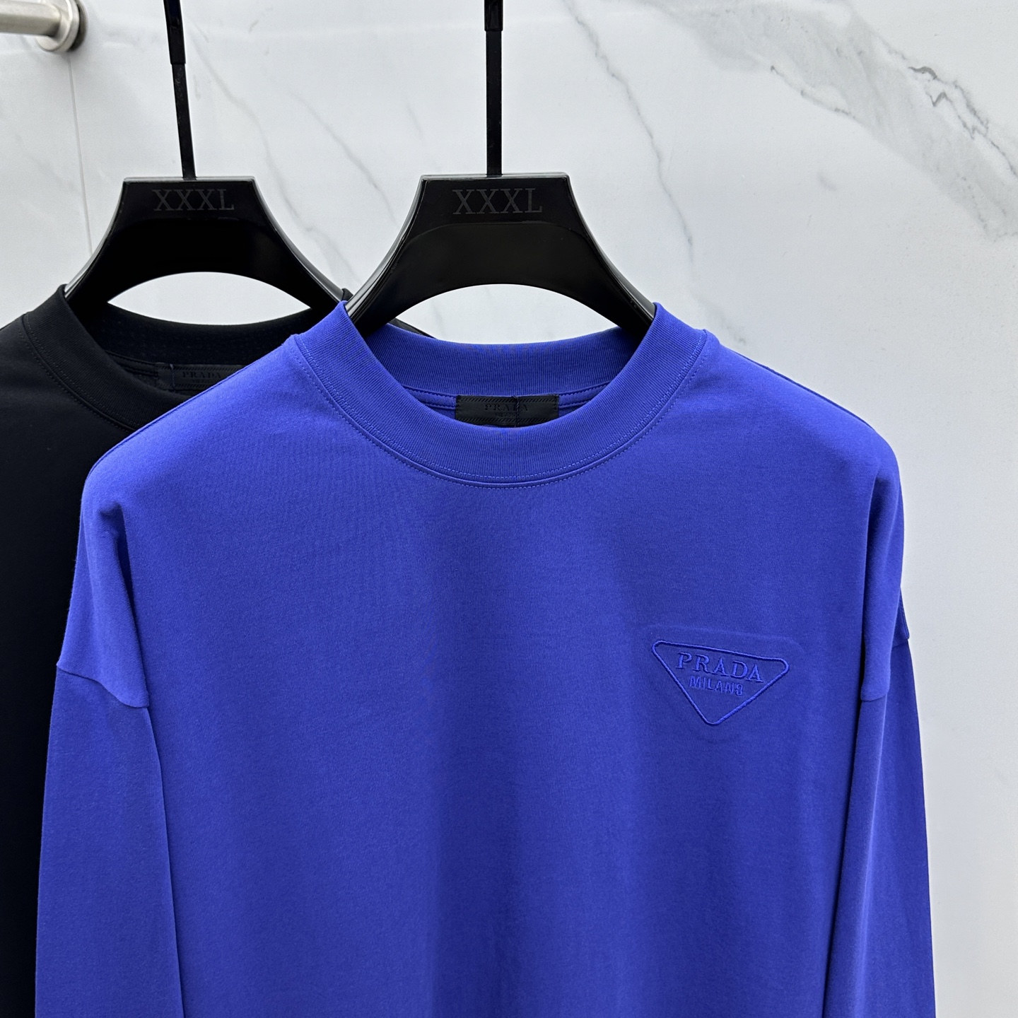 🆕Prada普拉达 2025SS早秋新款P家长袖打底宽松T恤圆领，胸前logo标识长袖T恤，基础款推荐！