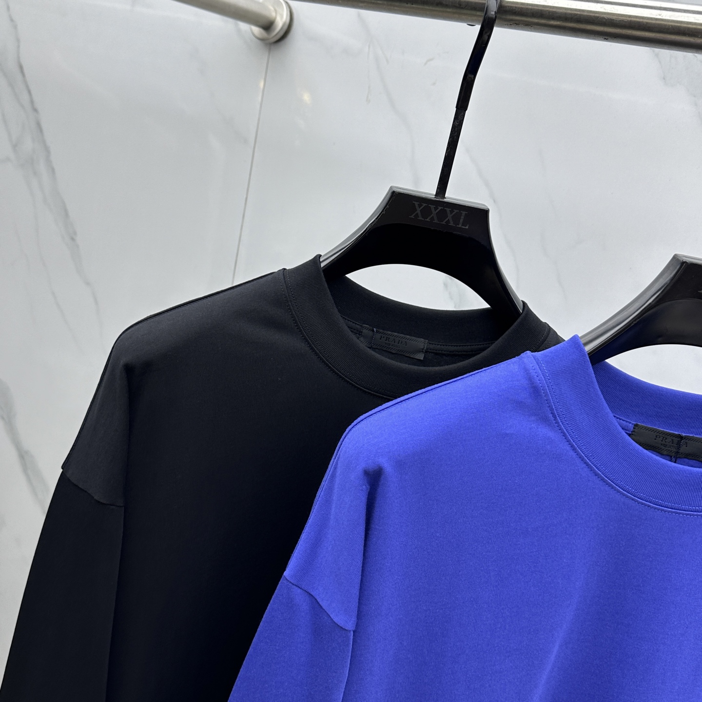🆕Prada普拉达 2025SS早秋新款P家长袖打底宽松T恤圆领，胸前logo标识长袖T恤，基础款推荐！