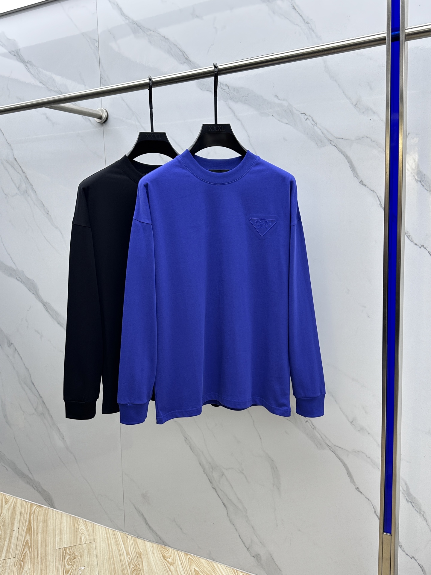 🆕Prada普拉达 2025SS早秋新款P家长袖打底宽松T恤圆领，胸前logo标识长袖T恤，基础款推荐！