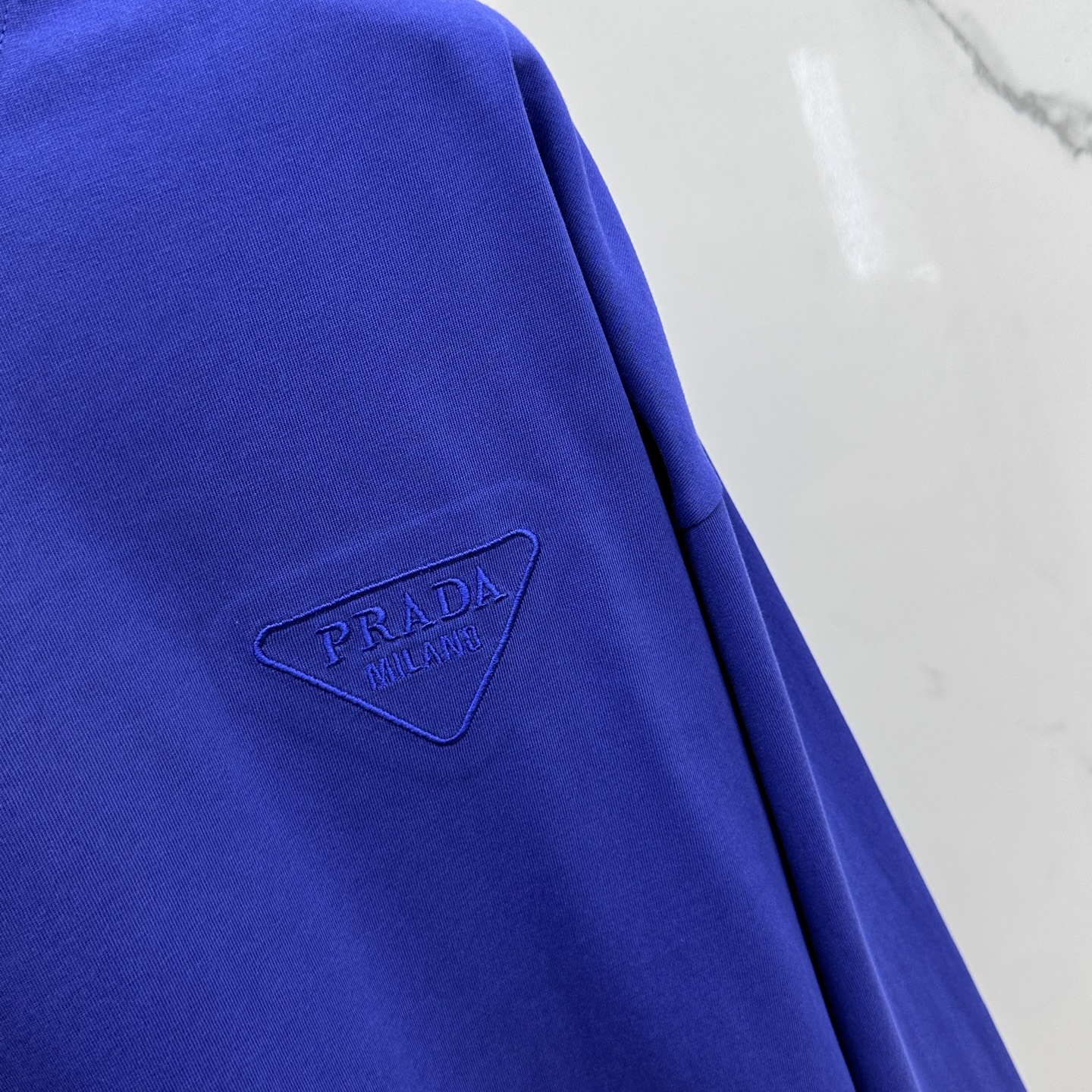 🆕Prada普拉达 2025SS早秋新款P家长袖打底宽松T恤圆领，胸前logo标识长袖T恤，基础款推荐！