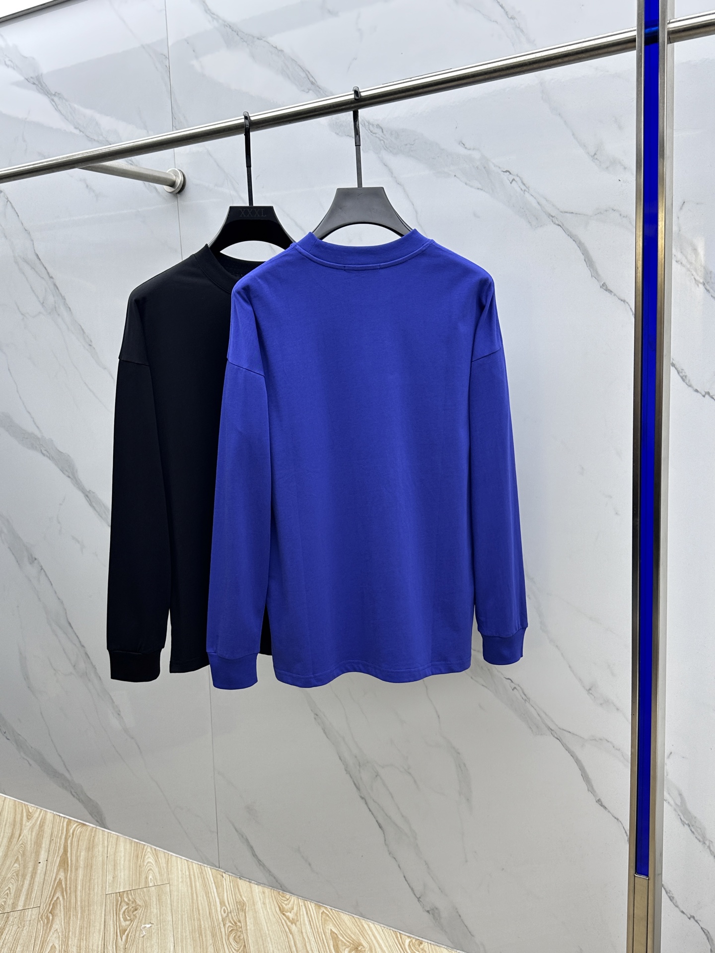 🆕Prada普拉达 2025SS早秋新款P家长袖打底宽松T恤圆领，胸前logo标识长袖T恤，基础款推荐！