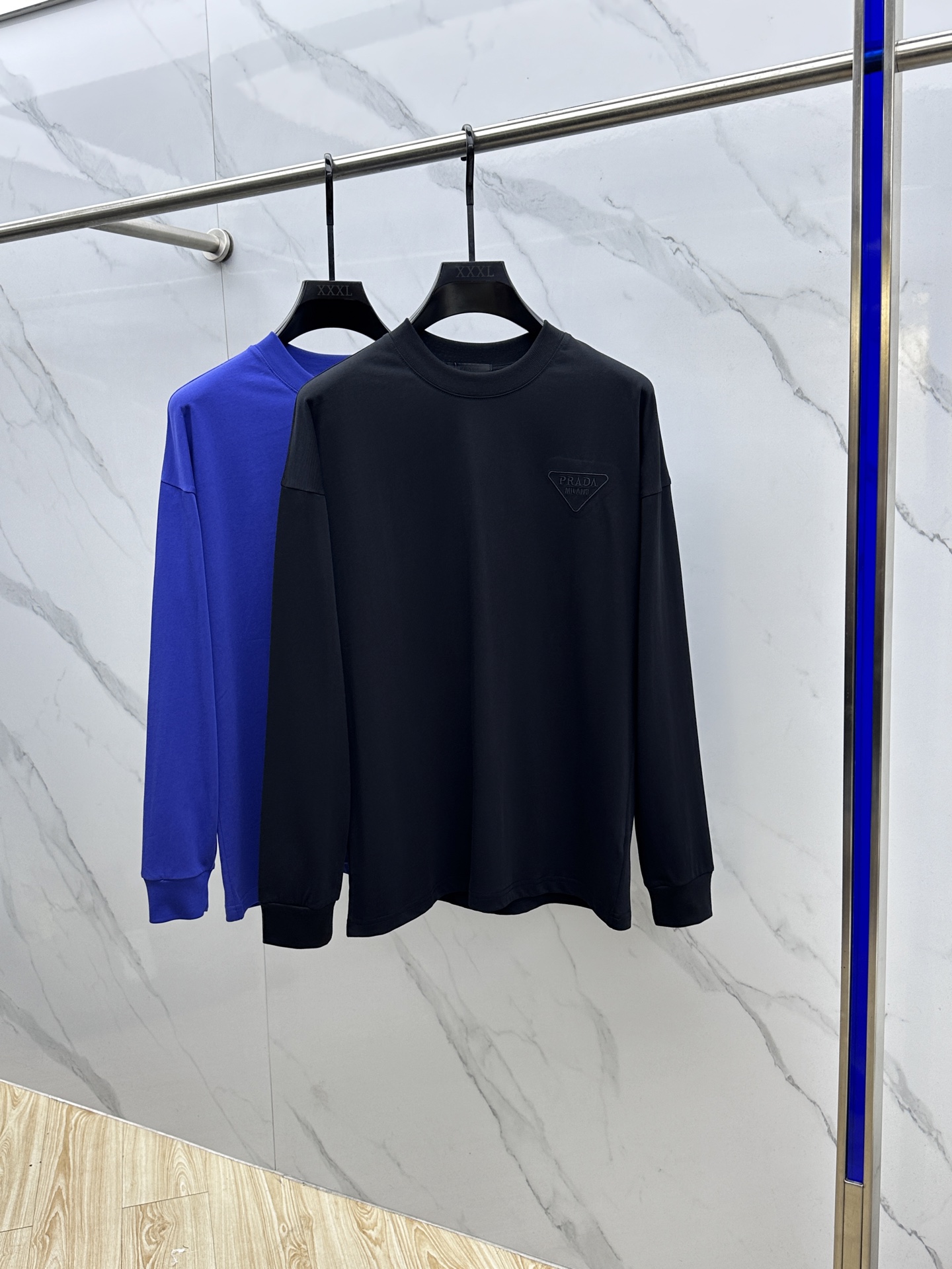 NO:573381,Prada 2025SS early autumn new P long-sleeved bottoming loose T-shirt with round neck, long-sleeved T-shirt with logo on the chest, basic model recommended!  The versatile God of War.  Select high-quality pure cotton fabrics, which are extremely comfortable and breathable.  Unforgettable!  Comfortable and soft ~ a must-have item to wear alone or paired with!  All three standards are complete. High-quality goods. Close your eyes. Sizes M-3XL, prada, prada, tees, t-shirt, alexander wang19860909Prada普拉达 2025SS早秋新款P家长袖打底宽松T恤圆领,胸前logo标识长袖T恤,基础款推荐！百搭战神．甄选优质纯棉面料,质感极好舒适又透气．让人过目难忘！舒适柔软～单穿搭配必备单品！三标齐全hei 高品质大货闭眼入 尺码M-3XL,,prada,prada,tees，t-shirt,alexander wang,Men's clothing