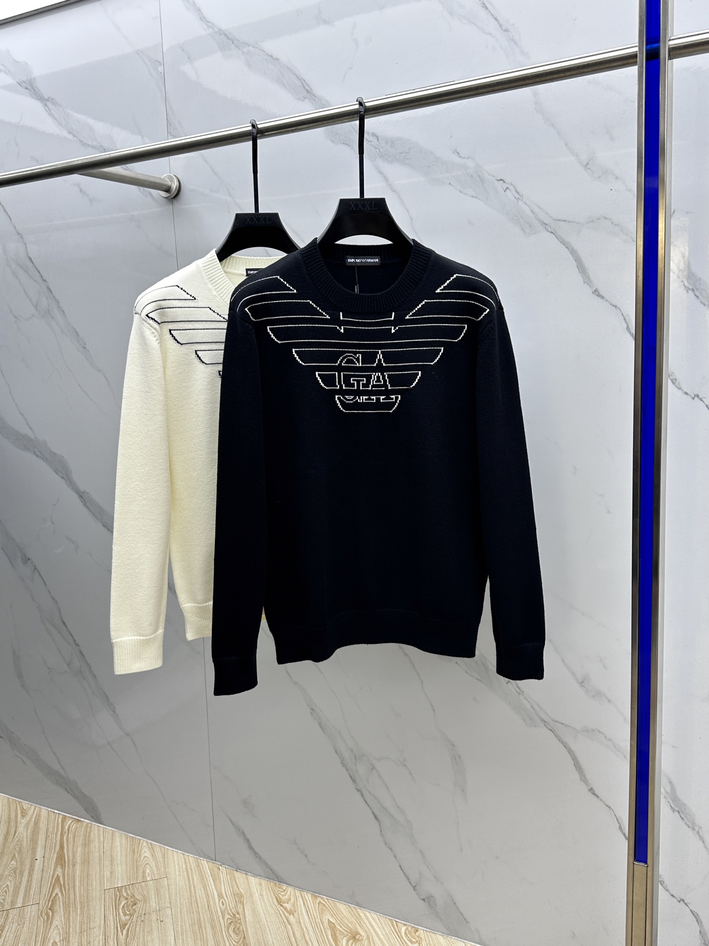 NO:573370,Amani Armani 2025ss new autumn and winter soft round neck wool sweater, exclusive design!  A sweater that contains 30% wool and 70% cotton and has super smooth lines that are very in line with the aesthetic tone. The most basic style is minimalist and low-key luxury style. In the fashion industry, the simpler the item, the easier it is to show a high-end fashion sense. The wool knitted blended fabric provided by customers is soft and comfortable to the touch, and has excellent skin-friendlyness. It is a very fashionable style for age reduction, a must-have item!  dh size M-3XL,,armani,sweaters,alexander wang19860909Amani阿玛尼 2025ss秋冬新品 柔软圆领羊毛针织衫,设计独家呈现！含30羊毛.70棉超级流畅线条感极符合美学基调的一款毛衣,最基础的款式以极简低调的奢华风格,在时尚界越简单的单品,越极易彰显出高级时髦感,客供羊毛针织混纺面料,触感柔软舒适,亲肤性极佳,极具减龄时髦款式,必入单品！dh 尺码M-3XL,,armani,sweaters,alexander wang,Men's clothing