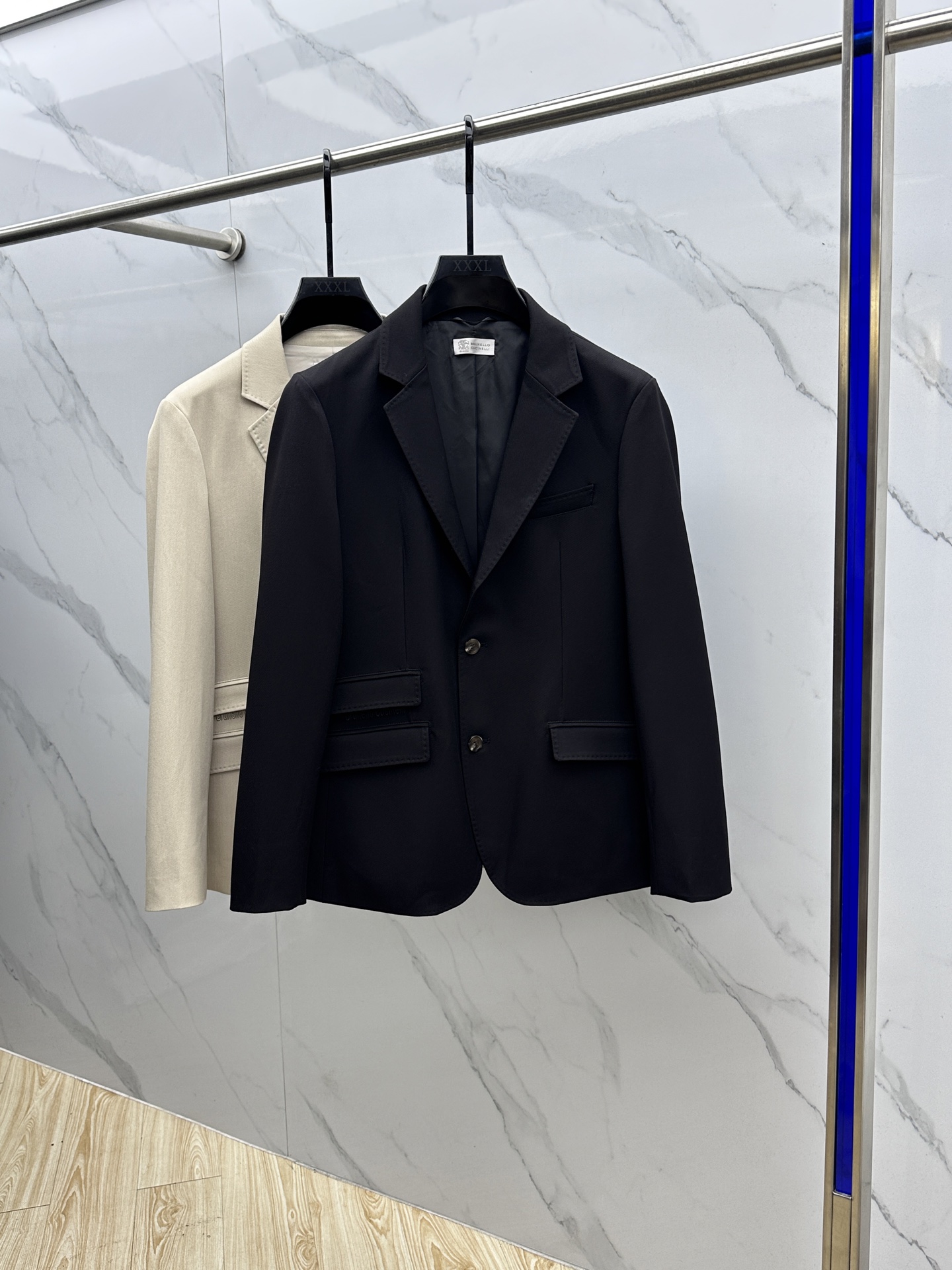 NO:573383,BC 2025 autumn and winter new men's jacket blazer, original high-end version!  High-end counter fabrics are highly breathable and comfortable, and the details are in place to show that the craftsmanship is advanced enough. The brand element design concept, the workmanship is sophisticated, and the craftsmanship is complex. The professional purchase level reflects the high quality. It feels delicate and soft!  Presenting casual tailoring, slim fit, decent upper body, high-quality large goods, original HS product, code size 48-56,,jackets & coats,jackets & coats,business suit,alexander wang19860909BC 2025秋冬新款男士夹克西装外套,原单高端版本！高定专柜面料 透气舒适度高,细节到位彰显工艺足够高级,品牌元素设计理念,做工考究工艺复杂,专业代购级体现高品质.手感细腻柔软！呈现休闲裁剪,修身利落,上身得体,高品质大货 HS原单出品 码数48-56,,jackets & coats,jackets & coats,business suit,alexander wang,Men's clothing