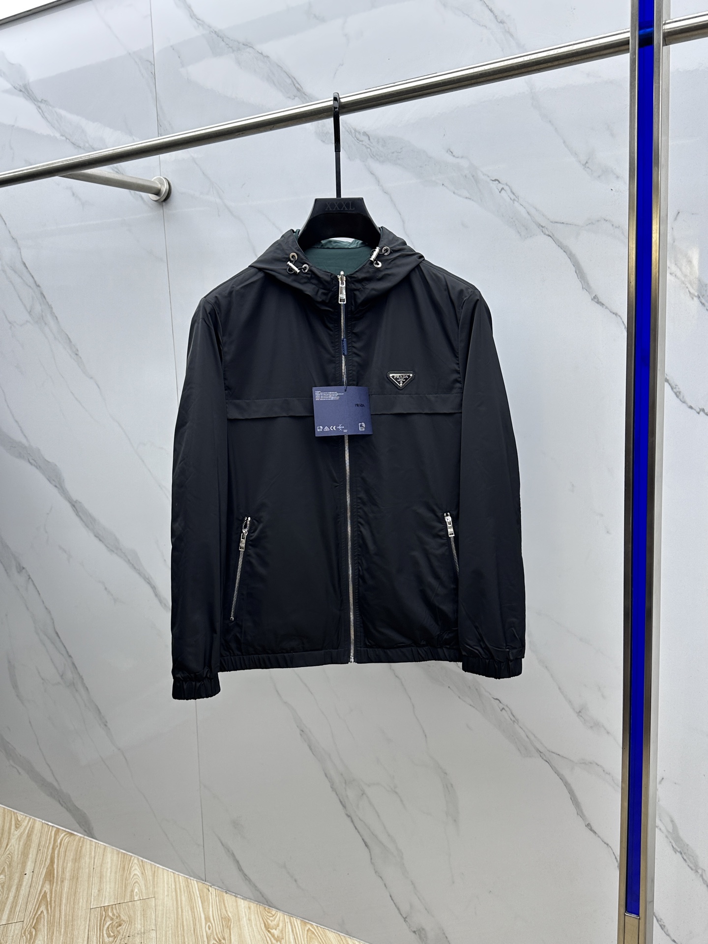 NO:573385,Prada Reversible 2025 early autumn latest fashion designer jacket. Every detail shows high-end craftsmanship. The design changes of structural tailoring show the diverse image changes of men. It is slim and neat, and tailored to meet the popular multi-layered wear. Versatile styles for life. Three standards are complete. Boutique shipment hs size M-3XL, prada, prada, jackets & coats, jackets & coats, alexander wang19860909Prada普拉达 双面穿 2025早秋最新款时尚设计师款夹克外套.处处细节显工艺足够的高级 ,结构性剪裁的设计改变来展现男士多样的形象变化,修身利落、剪裁合体,满足时下正流行的多层次穿搭,生活百搭款式 三标齐全 精品出货hs 码数M-3XL,,prada,prada,jackets & coats,jackets & coats,alexander wang,Men's clothing