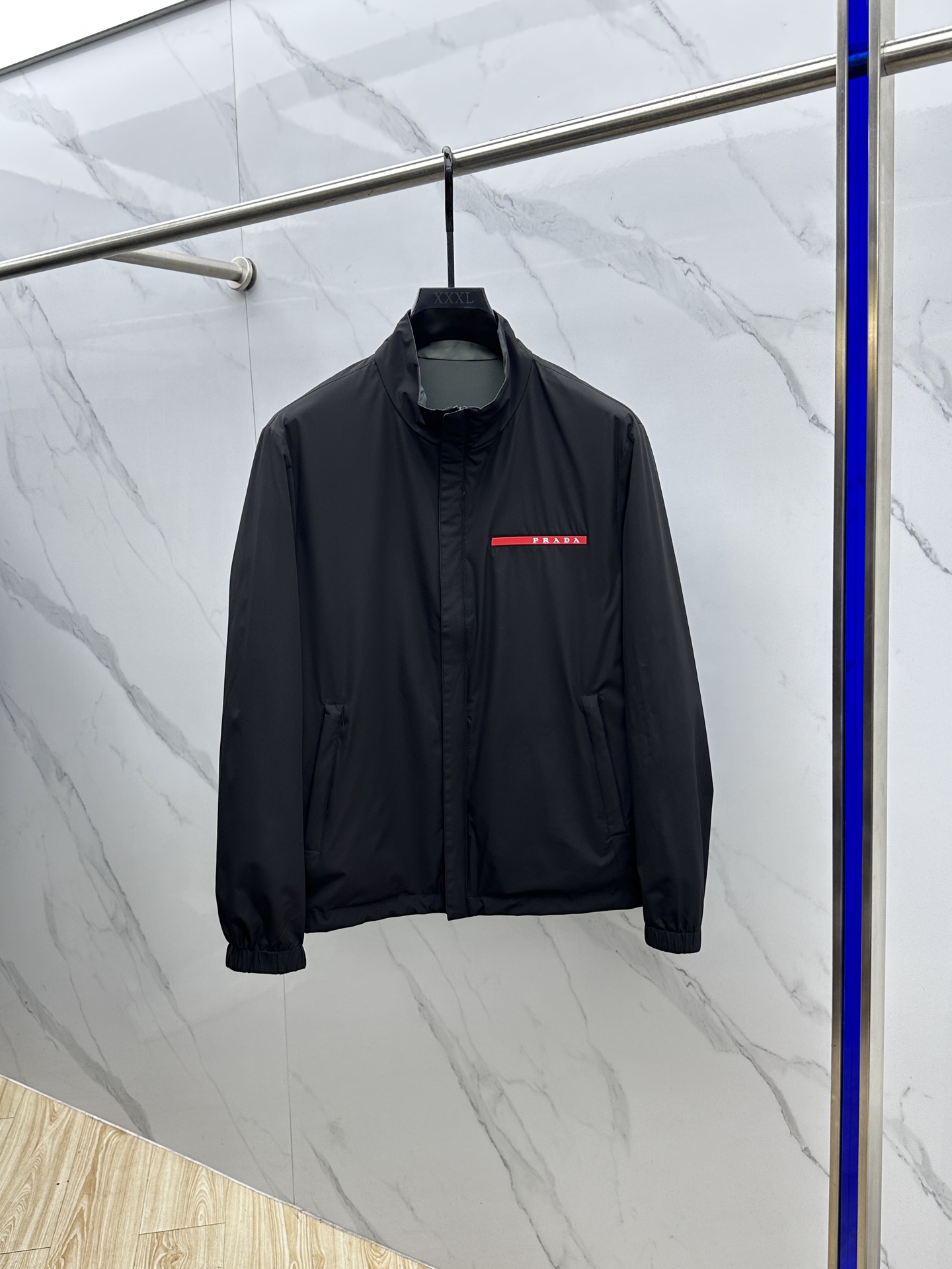 NO:573386,Prada Reversible 2025 Early Autumn Latest Fashion Designer Stand Collar Jacket. Every detail shows craftsmanship and enough advanced structural tailoring design changes to show men's diverse image changes. It is slim and neat, and tailored to meet the popular multi-layered wear. Versatile styles for life. Three standards are complete. Boutique shipment hs size M-3XL,, prada, prada, jackets & coats, jackets & coats, alexander wang19860909Prada普拉达 双面穿 2025早秋最新款时尚设计师款立领夹克外套.处处细节显工艺足够的高级结构性剪裁的设计改变来展现男士多样的形象变化,修身利落、剪裁合体,满足时下正流行的多层次穿搭,生活百搭款式 三标齐全 精品出货hs 码数M-3XL,,prada,prada,jackets & coats,jackets & coats,alexander wang,Men's clothing