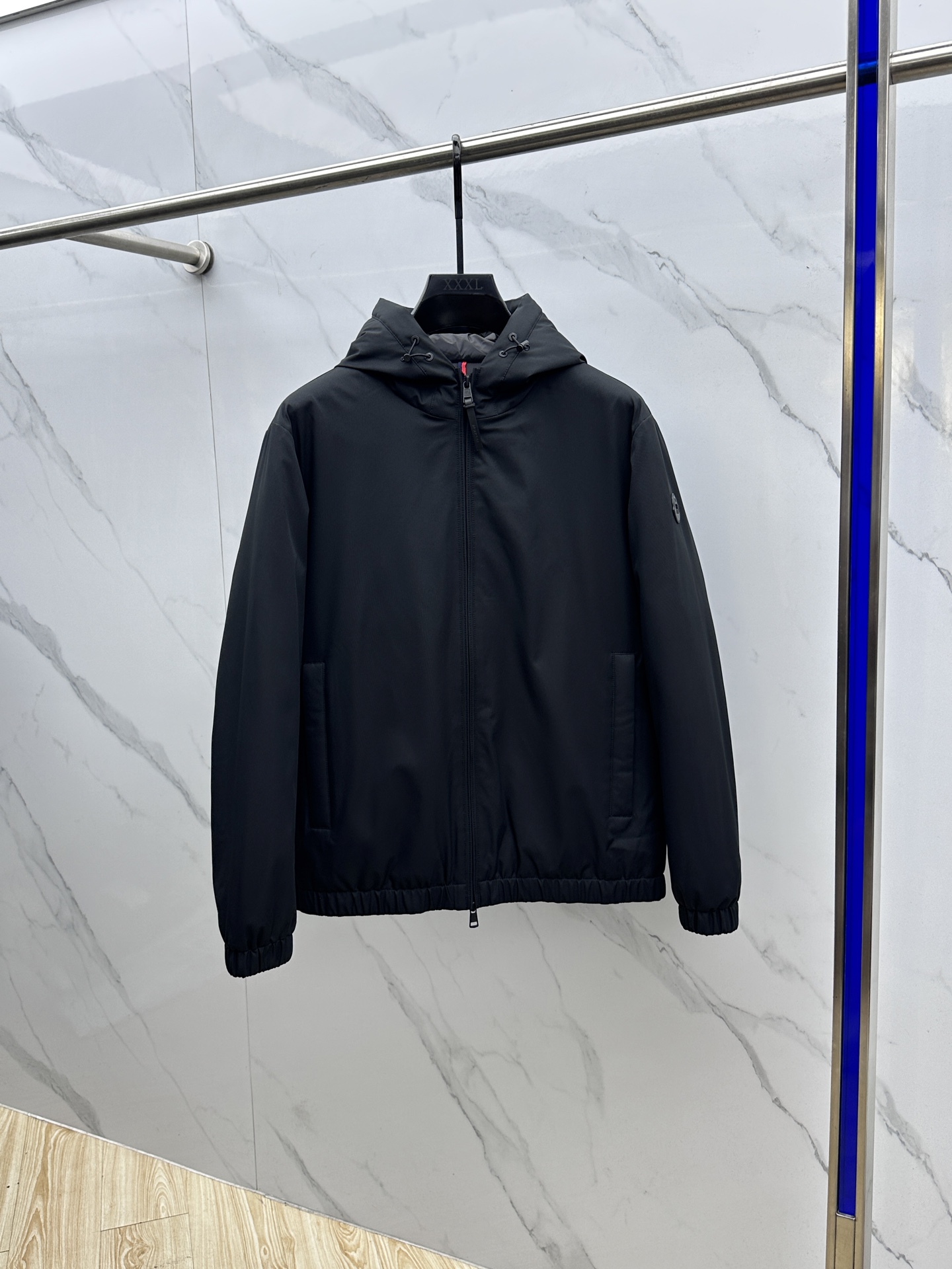 NO:573387,Moncler muzzle down jacket 2025 latest fashion designer down jacket. (Hood is not removable) Every detail shows craftsmanship. Sufficient advanced structural tailoring design changes to show men's diverse image changes. Slim and neat, tailored to meet the current trend of multi-layered wear. Versatile style for life. High-quality large goods hs (multiple versions on the market, pay attention to contrast details). Size 48-56, Moncler, jackets & coats, down  jacket,hats,alexander wang19860909Moncler蒙口 羽绒服 2025最新款时尚设计师款羽绒外套.（连帽不可拆卸）处处细节显工艺足够的高级结构性剪裁的设计改变来展现男士多样的形象变化,修身利落、剪裁合体,满足时下正流行的多层次穿搭,生活百搭款式 高品质大货hs (市面多版本,注意对比细节） 码数48-56,,Moncler,jackets & coats,down jacket,hats,alexander wang,Men's clothing