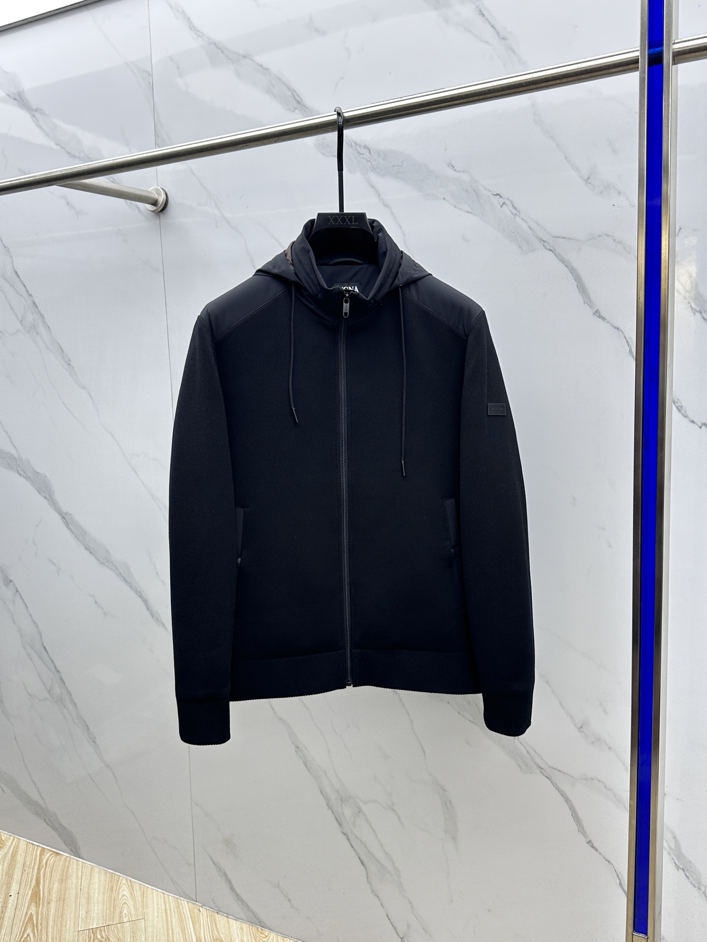 NO:573390,ZEGNA Zegna down jacket 2025 latest fashion designer down jacket. (hooded and stowable) knitted splicing casual down style, every detail shows craftsmanship, enough advanced structural tailoring design changes to show men's diverse image changes, slim and neat, tailored to meet the current popular multi-layered wear, versatile style for life. High-quality large goods hs (multiple versions on the market, pay attention to contrast details) Code size 48-56,,zegna,jackets  & coats,down jacket,hats,alexander wang19860909ZEGNA杰尼亚 羽绒服 2025最新款时尚设计师款羽绒外套.（连帽可收纳）针织拼接休闲羽绒款,处处细节显工艺足够的高级结构性剪裁的设计改变来展现男士多样的形象变化,修身利落、剪裁合体,满足时下正流行的多层次穿搭,生活百搭款式 高品质大货hs (市面多版本,注意对比细节） 码数48-56,,zegna,jackets & coats,down jacket,hats,alexander wang,Men's clothing