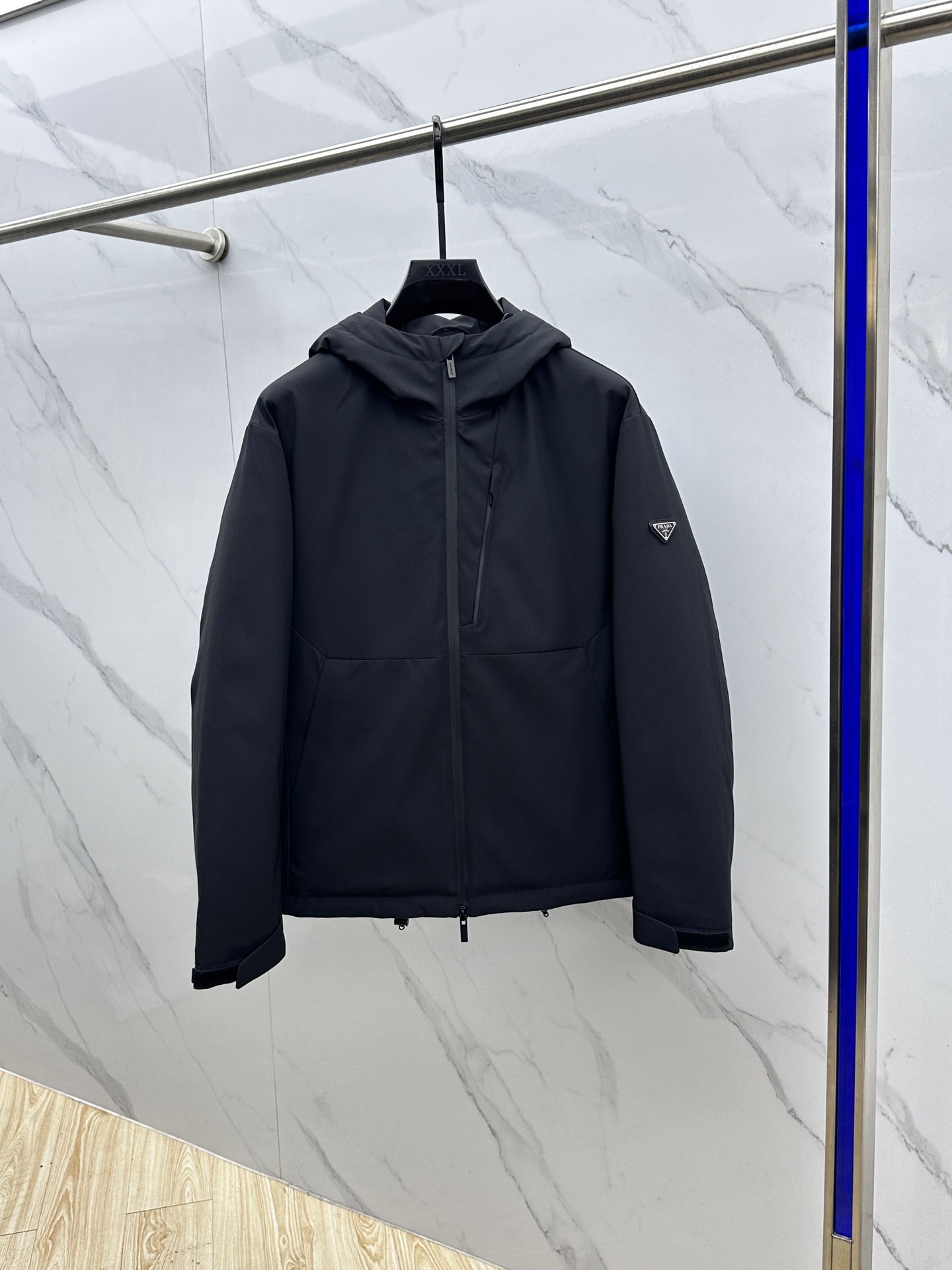 NO:573392,Prada Down Jacket 2025 latest fashion designer down jacket. (Hood is not removable) Every detail shows craftsmanship. Sufficient advanced structural tailoring design changes to show men's diverse image changes. Slim and neat, tailored to meet the current popular multi-layered wear. Versatile style for life. High-quality large goods hs (multiple versions on the market, pay attention to contrast details) code size 48-56,, prada, prada, jackets & coats, down  jacket,hats,alexander wang19860909Prada普拉达 羽绒服 2025最新款时尚设计师款羽绒外套.（连帽不可拆卸）处处细节显工艺足够的高级结构性剪裁的设计改变来展现男士多样的形象变化,修身利落、剪裁合体,满足时下正流行的多层次穿搭,生活百搭款式 高品质大货hs (市面多版本,注意对比细节） 码数48-56,,prada,prada,jackets & coats,down jacket,hats,alexander wang,Men's clothing