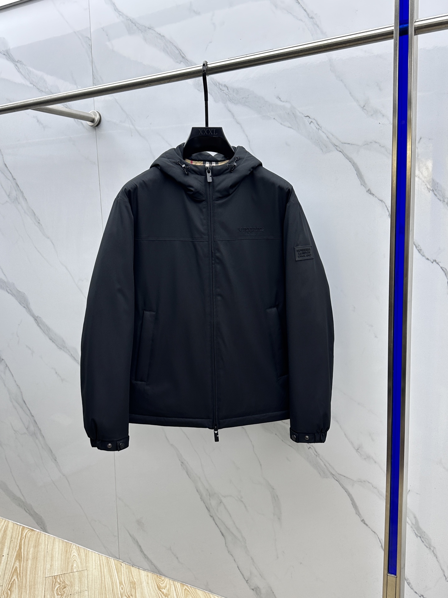 NO:573380,Burberry Down Jacket 2025 latest fashion designer down jacket. (hood is non-detachable), classic plaid lining, every detail shows craftsmanship, enough advanced structural tailoring design changes to show men's diverse image changes, slim and neat, tailored to meet the current popular multi-layered wear, versatile style for life, high-quality large goods hs (multiple versions on the market, pay attention to contrast details) Code number 48-56,, burberry, burberry, jackets  & coats,down jacket,hats,alexander wang19860909Burberry巴宝莉 羽绒服 2025最新款时尚设计师款羽绒外套.（连帽不可拆卸）,经典格子内衬,处处细节显工艺足够的高级结构性剪裁的设计改变来展现男士多样的形象变化,修身利落、剪裁合体,满足时下正流行的多层次穿搭,生活百搭款式 高品质大货hs (市面多版本,注意对比细节） 码数48-56,,burberry,burberry,jackets & coats,down jacket,hats,alexander wang,Men's clothing