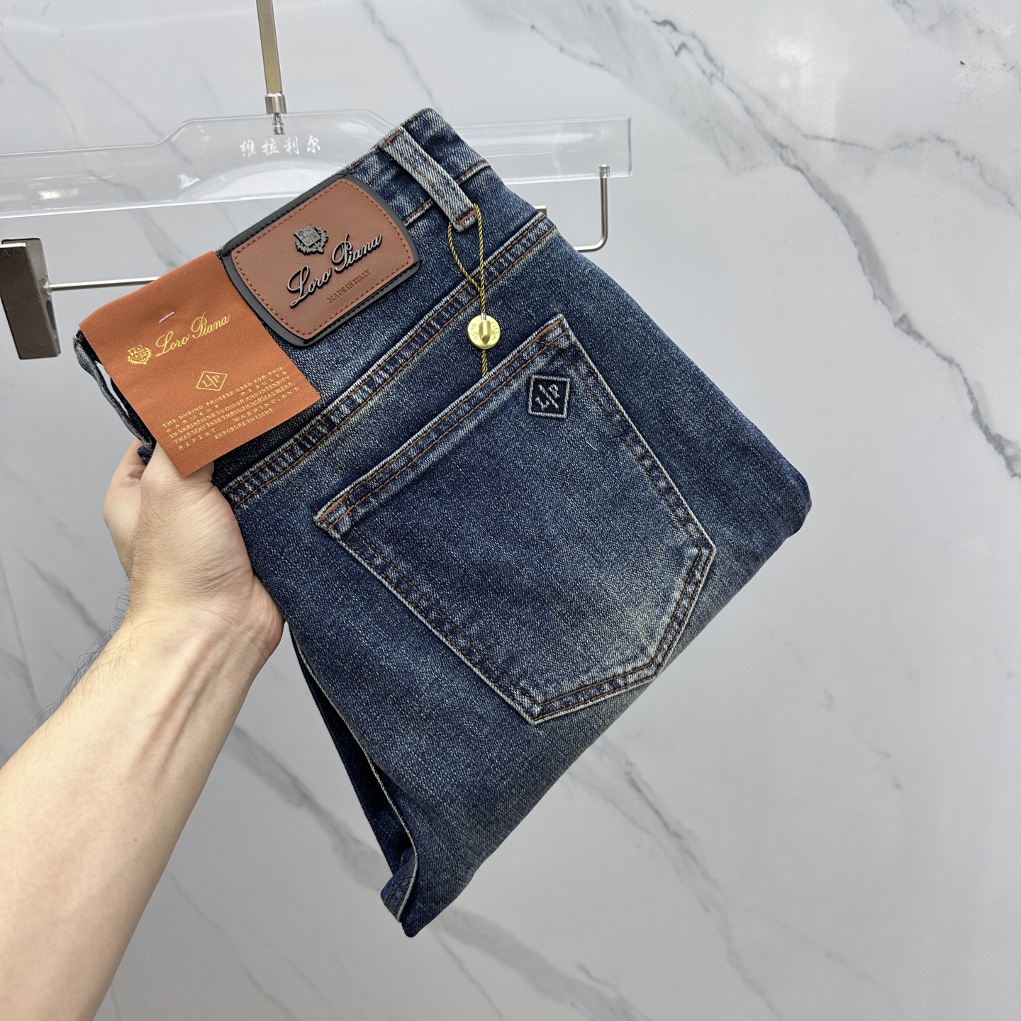 NO:573369,LP high-end customization, the latest jeans in early spring 2025, sold simultaneously at the counter, original customized replicas, customer-supplied hardware accessories, original quality, imported solid-color denim fabrics, heavy washing, fine workmanship, and excellent upper body!  Preferred single product produced by bd, size 30-38, no 37, loro piana, jeans, alexander wang19860909LP 高端定制、2025早春最新款牛仔裤 柜台同步发售 原版定制复刻 客供五金辅料 原单品质 进口固色牛仔面料 重工洗水 做工走线精细 上身绝佳！优选单品 bd出品 码数30-38无37,,loro piana,jeans,alexander wang,Men's clothing