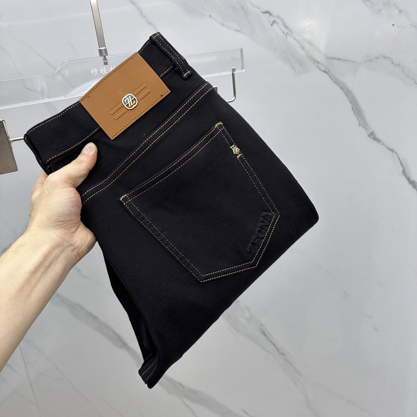 NO:573375,ZEGNA Zegna's high-end customization, the latest jeans for early spring 2025, are sold simultaneously at the counter. Original custom-made replicas. Customer-supplied hardware accessories. Original quality. Imported solid-color denim fabrics. Heavy washing. Fine workmanship and routing. Excellent upper body!  Preferred item Produced by A11 Size 29-38 No 37,,zegna,jeans,alexander wang19860909ZEGNA杰尼亚 高端定制、2025早春最新款牛仔裤 柜台同步发售 原版定制复刻 客供五金辅料 原单品质 进口固色牛仔面料 重工洗水 做工走线精细 上身绝佳！优选单品 A11出品 码数29-38无37,,zegna,jeans,alexander wang,Men's clothing