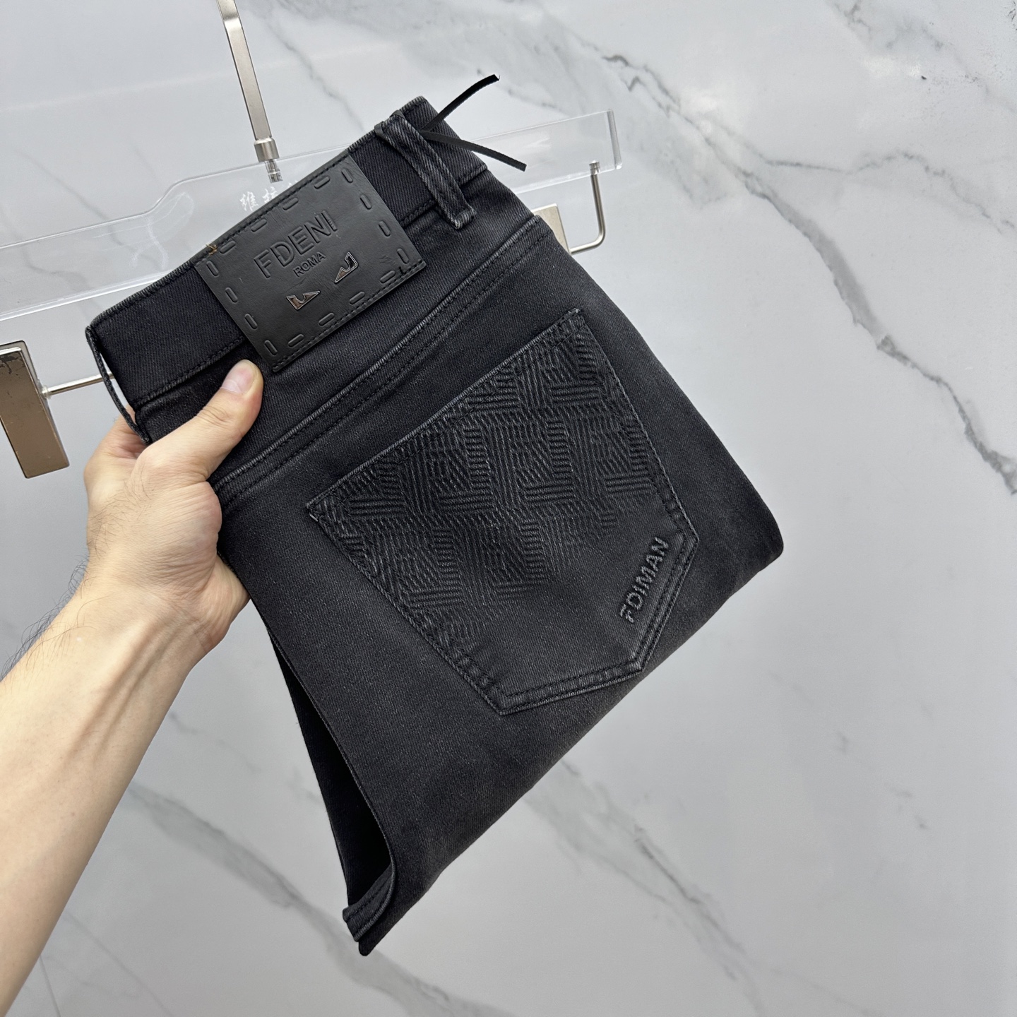 NO:573352,Fendi Fendi high-end customization, 2025 early spring latest jeans, simultaneous sale at the counter, original customized replica, customer-supplied hardware accessories, original order quality, imported solid color denim fabric, heavy washing, fine workmanship and routing, excellent upper body!  Preferred item Produced by A11 Size 29-38 No 37,,fendi,fendi,jeans,alexander wang19860909Fendi芬迪 高端定制、2025早春最新款牛仔裤 柜台同步发售 原版定制复刻 客供五金辅料 原单品质 进口固色牛仔面料 重工洗水 做工走线精细 上身绝佳！优选单品 A11出品 码数29-38无37,,fendi,fendi,jeans,alexander wang,Men's clothing