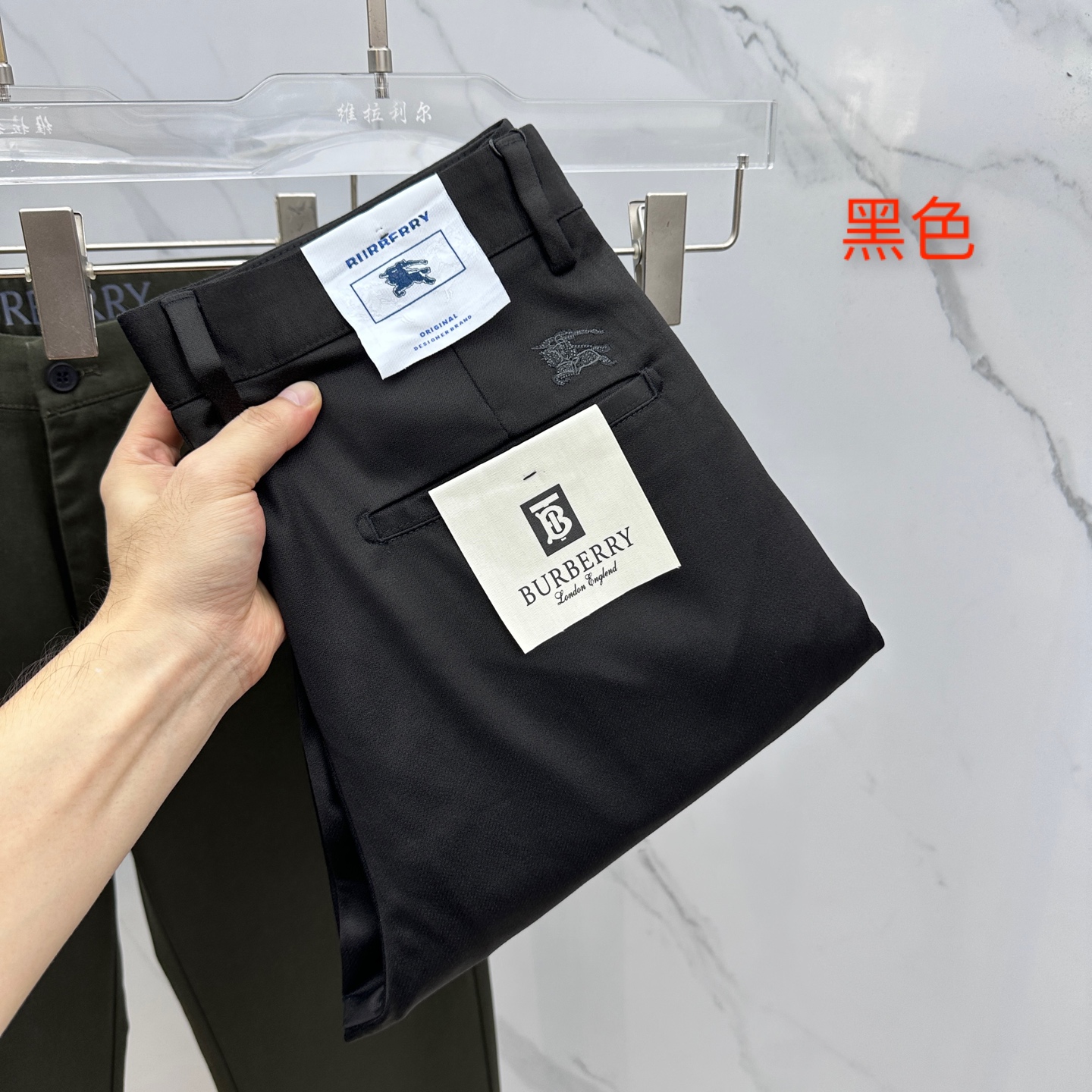 NO:573355,Burberry's new 2025 early autumn casual trousers and trousers are on sale simultaneously on the official website. The trousers are designed with body craftsmanship, imported customer-supplied accessories and fabrics are customized, and factory products are exempted from inspection!  Every detail is done to the extreme, original hardware accessories, full of fashion, stylish and handsome upper body, a must-have item for fashionistas!  Original product from AX!  Code number 30-40 Yes 35 No 37. 39,,burberry,burberry,alexander wang19860909Burberry巴宝莉 2025早秋新品休闲裤西裤,官网同步发售,裤身工艺设计,进口客供辅料、面料定制,代工厂出品免检！每个细节做到极致,原版五金配件,潮范十足、上身有型帅气,潮人必备单品！ AX原单出品！ 码数30-40有35无37. 39,,burberry,burberry,alexander wang,Men's clothing