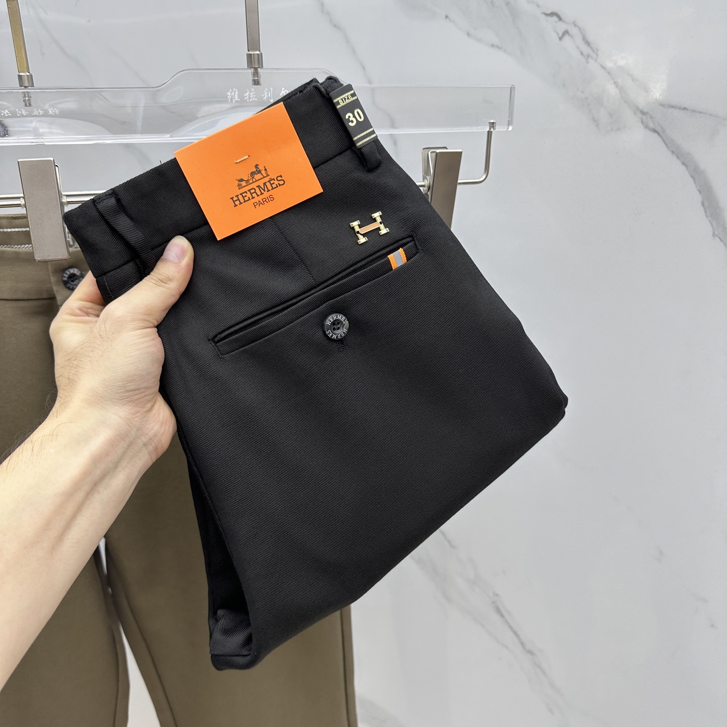 NO:573361,Hermes 2025 new casual trousers and trousers for early autumn, available simultaneously on the official website, trousers body craftsmanship design, imported customer-supplied accessories, fabric customization, OEM products are exempted from inspection!  Every detail is done to the extreme, original hardware accessories, full of fashion, stylish and handsome upper body, a must-have item for fashionistas!  Original product from AX!  Code number 30-40 Yes 35 No 37. 39,,hermes,hermes,alexander wang19860909Hermes爱马仕 2025早秋新品休闲裤西裤,官网同步发售,裤身工艺设计,进口客供辅料、面料定制,代工厂出品免检！每个细节做到极致,原版五金配件,潮范十足、上身有型帅气,潮人必备单品！ AX原单出品！ 码数30-40有35无37. 39,,hermes,hermes,alexander wang,Men's clothing