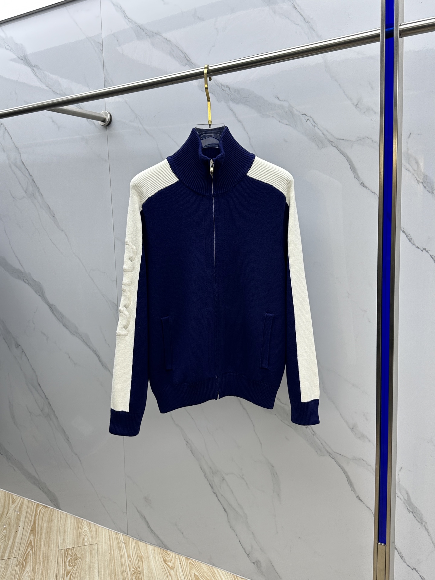 NO:611765,GUCCI Gucci 2025SS Gart series woolen zipper jacket, spliced ​​woolen zipper jacket with logo embroidery on the cuffs, customized fabrics, high breathability and comfort, impeccable details, brand element design concept, reflecting high quality. It feels delicate and soft!  Presenting casual tailoring, the upper body shape is great, the same style for men and women. High-quality large goods, sizes S-XL,, gucci, gucci, jackets & coats, alexander wang19860909GUCCI古驰 2025SS Gart系列毛织拉链外套,拼接毛织拉链外套 袖口自带logo刺绣 定制面料 透气舒适度高,细节无可挑剔,品牌元素设计理念,体现高品质.手感细腻柔软！呈现休闲裁剪,上身版型超赞 男女同款.高品质大货hei 尺码S-XL,,gucci,gucci,jackets & coats,alexander wang,Men's clothing