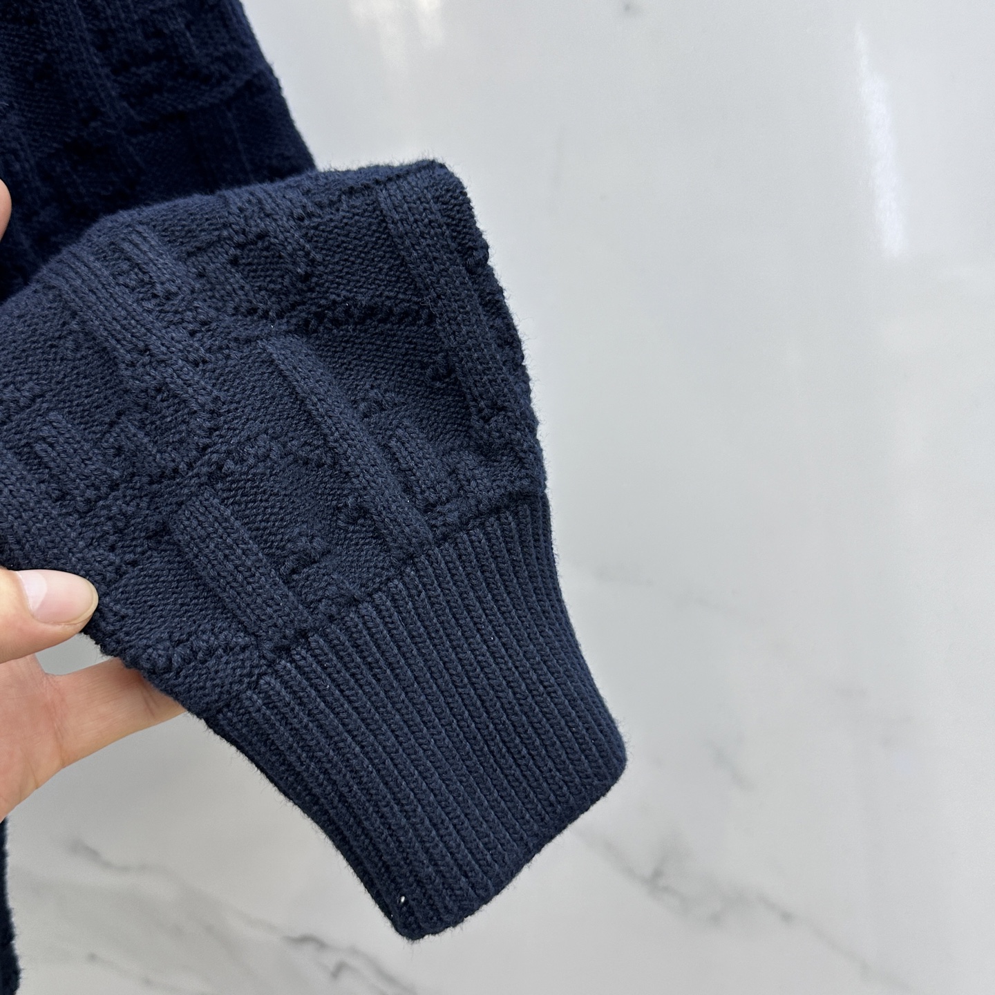 🆕Dior迪奥 DIOR迪奥暗纹针织圆领套头毛衣YB购入打版，采用定制混纺面料，面料定制定染颜色相似度高