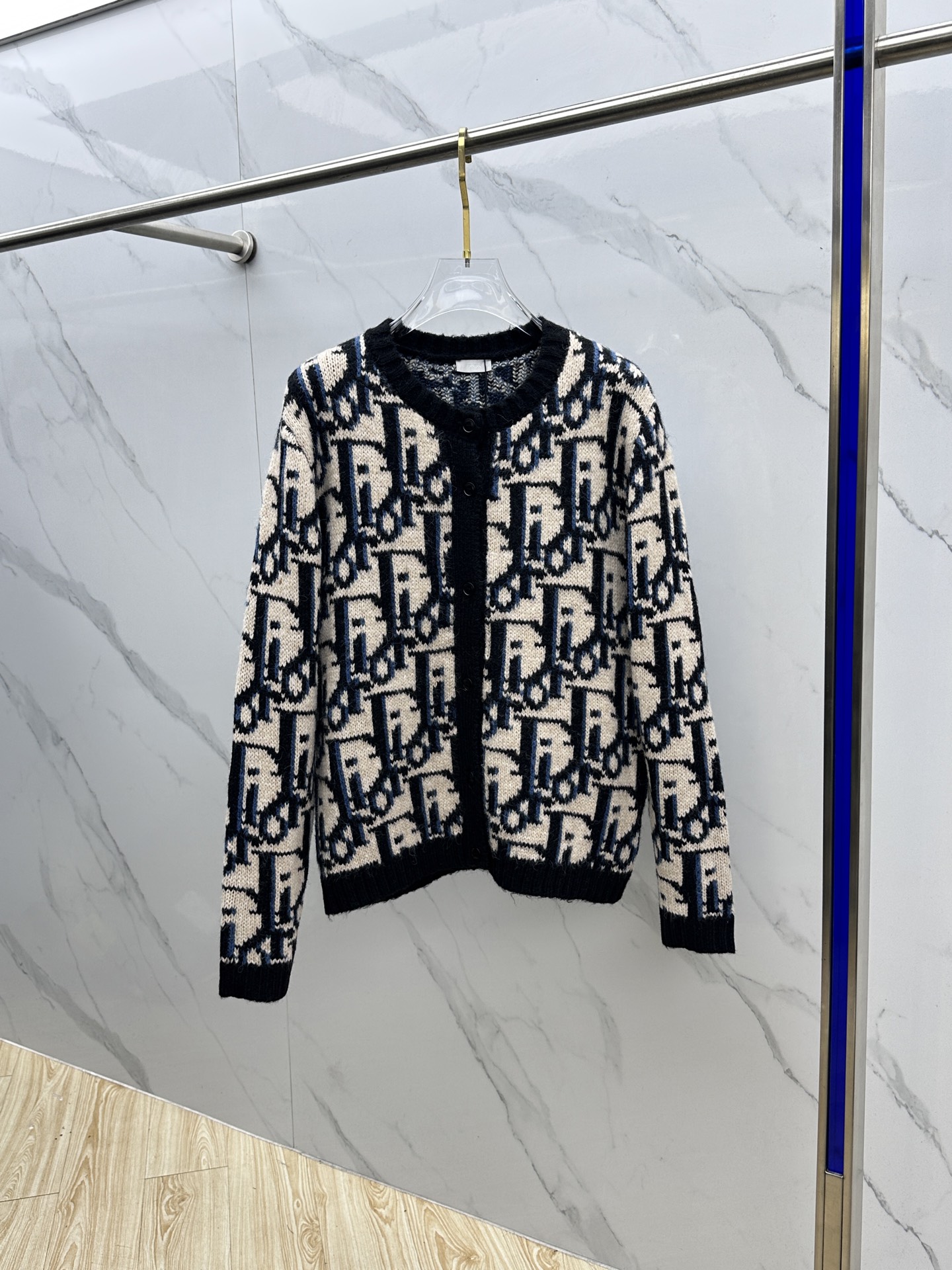 NO:611767,The same jacquard mohair sweater from Dior's official website. The yarn is made of mohair blending technology, with a weight of up to 1200 grams. The surface logo is designed with jacquard technology. Multiple color combinations show a high-end atmosphere. The front panel is designed with buttons and is decorated with pockets on both sides. Fitted version. High-quality hei. Sizes S-XL, dior, dior, alexander wang19860909Dior 迪奥 官网同款提花马海毛毛衫 纱线采用马海毛混纺工艺,克重高达1200克,表面logo设计为提花工艺,多重颜色搭配,显示高端大气 前幅采用纽扣设计,双侧带有口袋装饰 版型合体 高品质hei 尺码S-XL,,dior,dior,alexander wang,Men's clothing