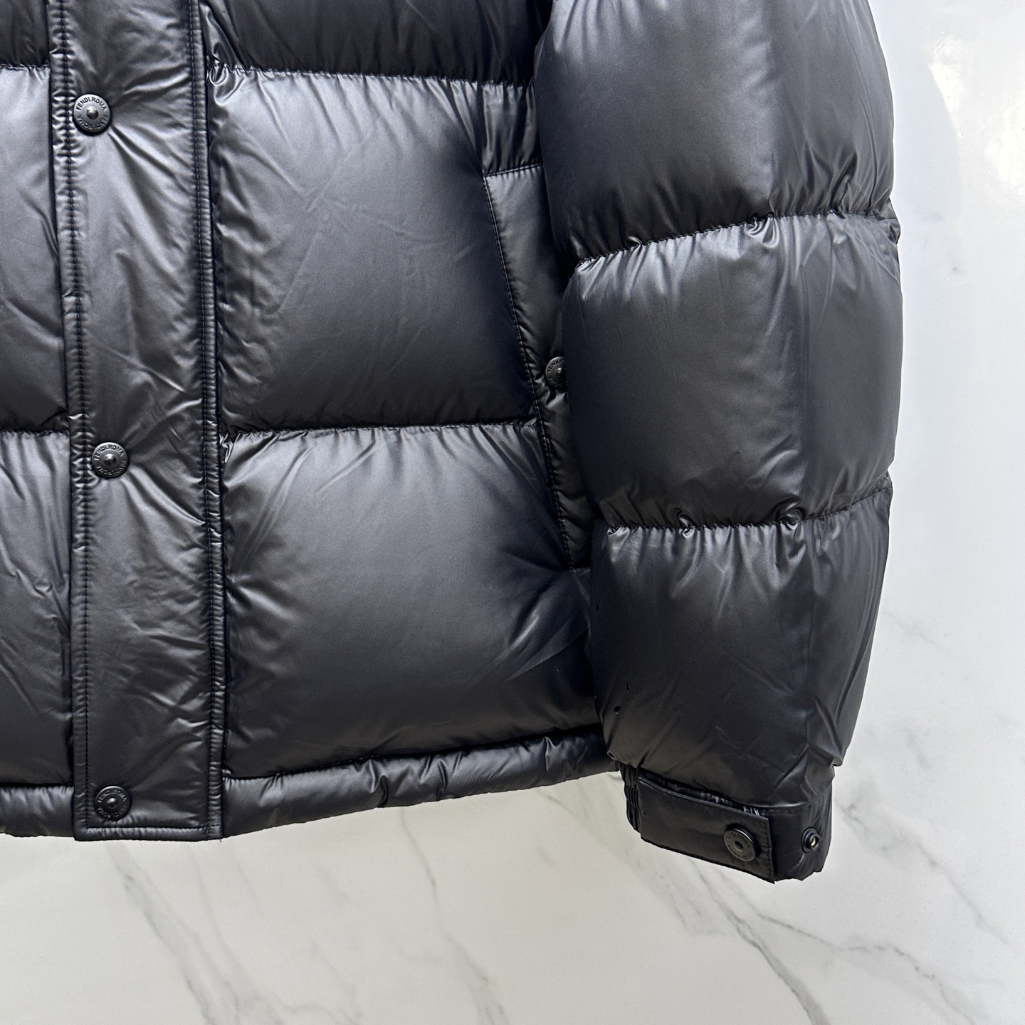 。 🆕Fendi芬迪 羽绒服 2025最新款时尚款羽绒连帽外套.（连帽不可拆卸）处处细节显工艺足够的高级