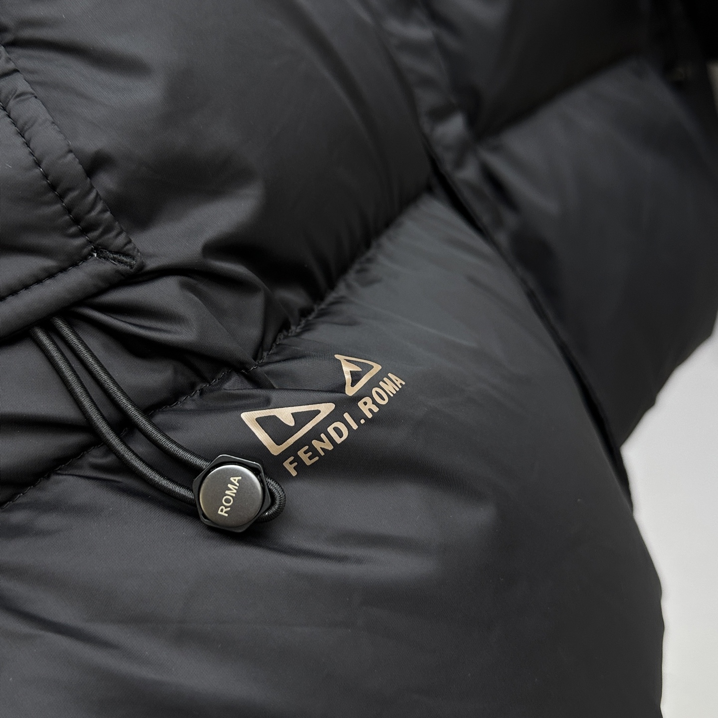 。🆕Fendi芬迪 羽绒服 2025最新款时尚款羽绒连帽中长款外套.（连帽不可拆卸）处处细节显工艺足够的