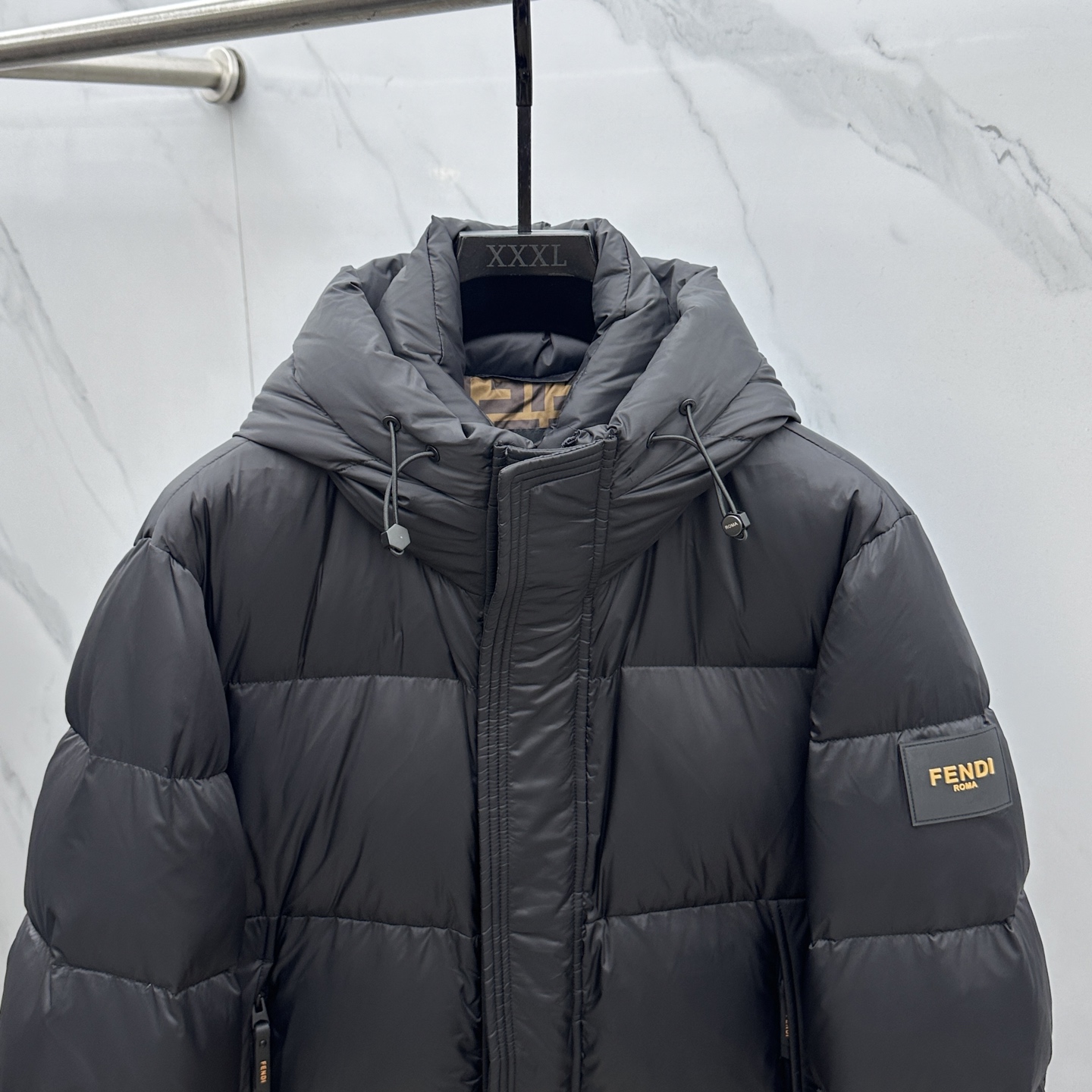 。🆕Fendi芬迪 羽绒服 2025最新款时尚款羽绒连帽中长款外套.（连帽不可拆卸）处处细节显工艺足够的
