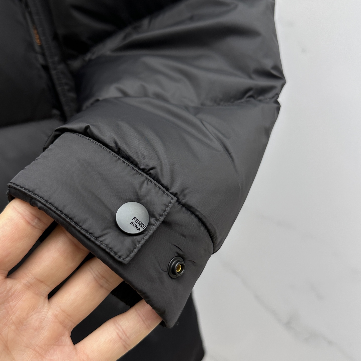 。🆕Fendi芬迪 羽绒服 2025最新款时尚款羽绒连帽中长款外套.（连帽不可拆卸）处处细节显工艺足够的