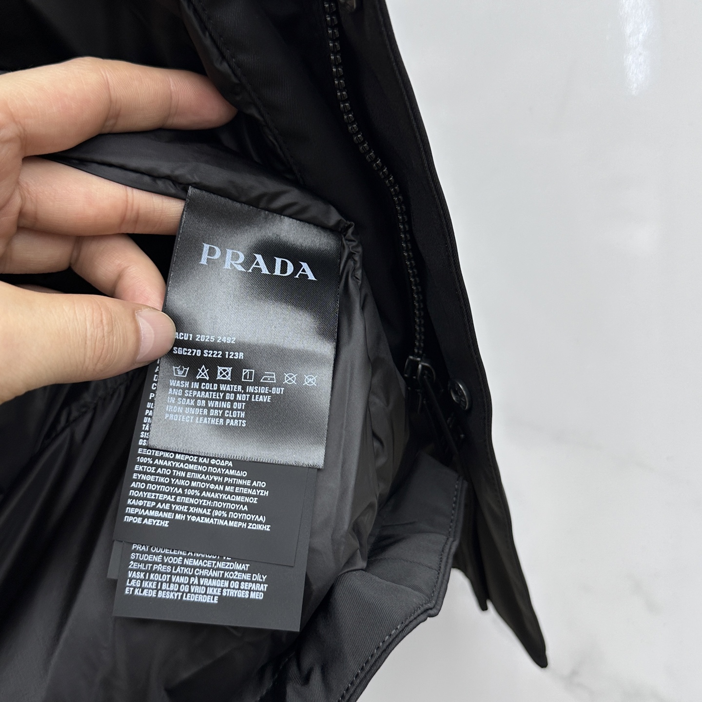 。 🆕Prada普拉达 羽绒服 2025最新款时尚款羽绒连帽中长款外套.（连帽不可拆卸）处处细节显工艺足