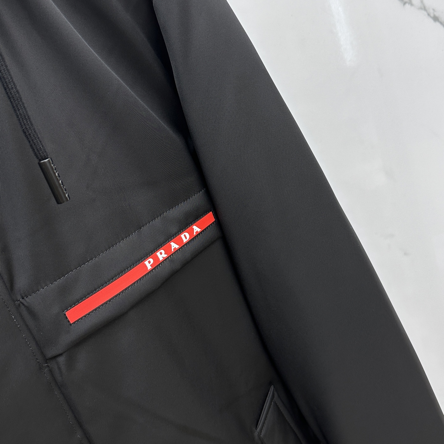 。 🆕Prada普拉达 羽绒服 2025最新款时尚款羽绒连帽中长款外套.（连帽不可拆卸）处处细节显工艺足