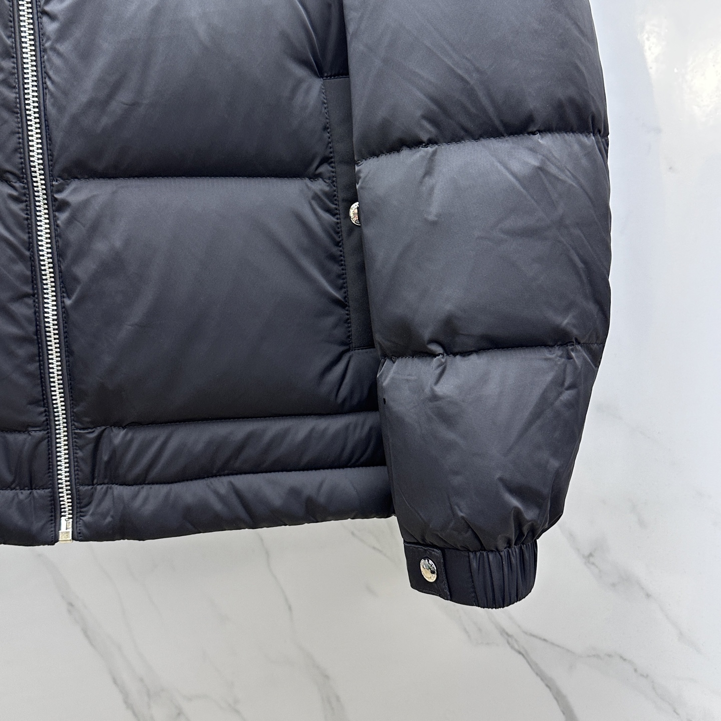 。 🆕Prada普拉达 羽绒服 2025最新款时尚款羽绒连帽外套.（连帽不可拆卸）处处细节显工艺足够的高