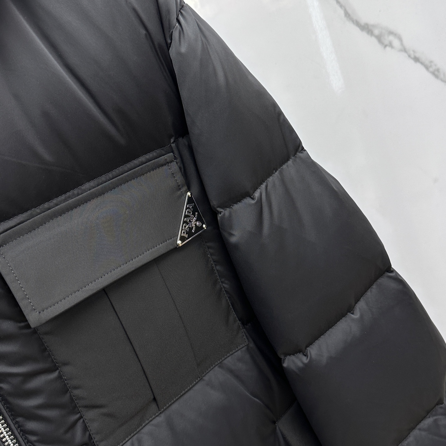 。 🆕Prada普拉达 羽绒服 2025最新款时尚款羽绒连帽外套.（连帽不可拆卸）处处细节显工艺足够的高