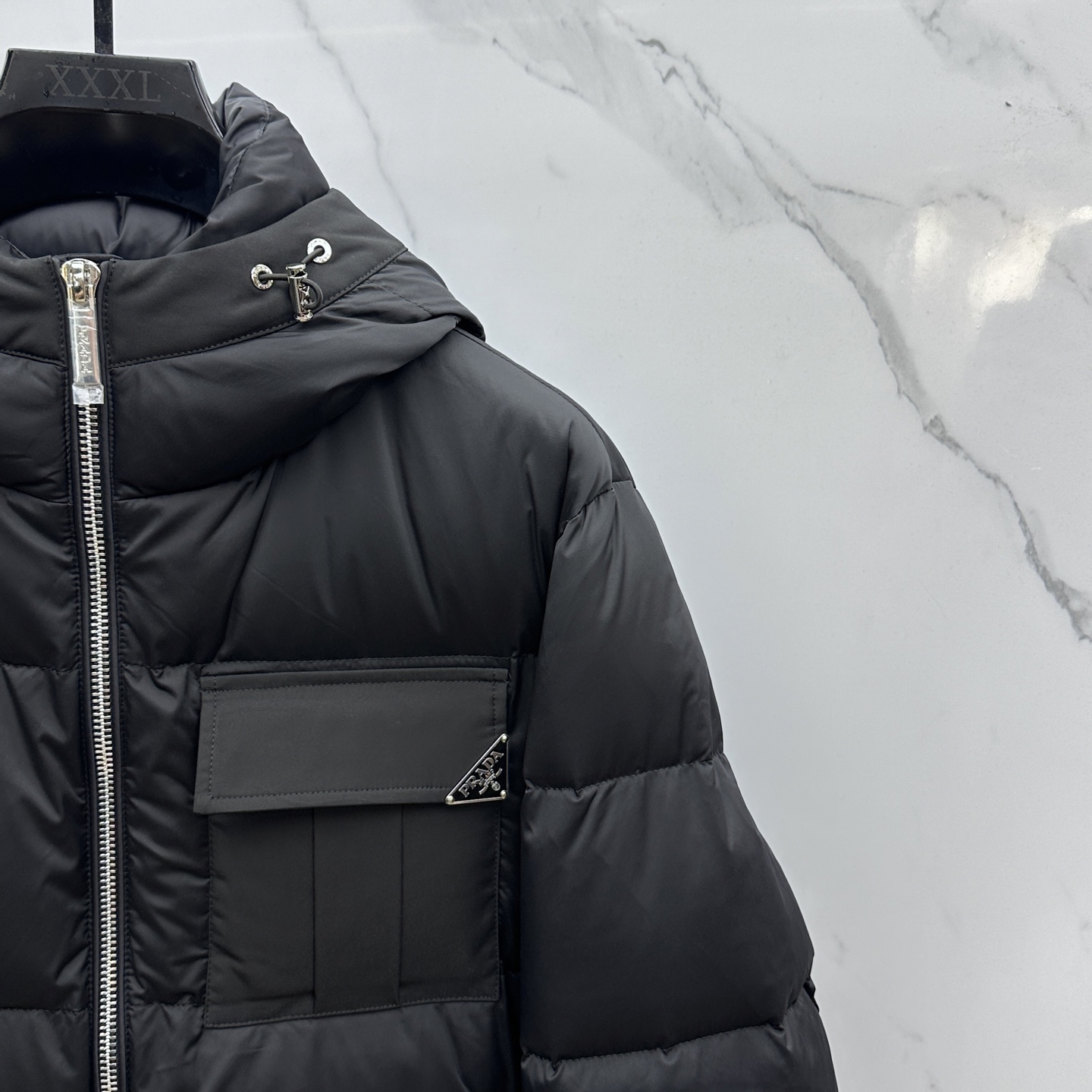 。 🆕Prada普拉达 羽绒服 2025最新款时尚款羽绒连帽外套.（连帽不可拆卸）处处细节显工艺足够的高