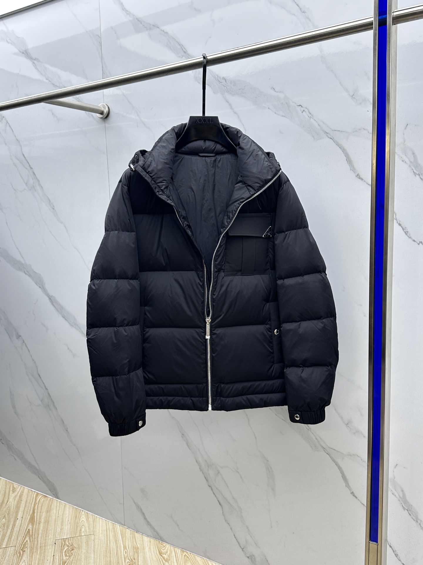 。 🆕Prada普拉达 羽绒服 2025最新款时尚款羽绒连帽外套.（连帽不可拆卸）处处细节显工艺足够的高