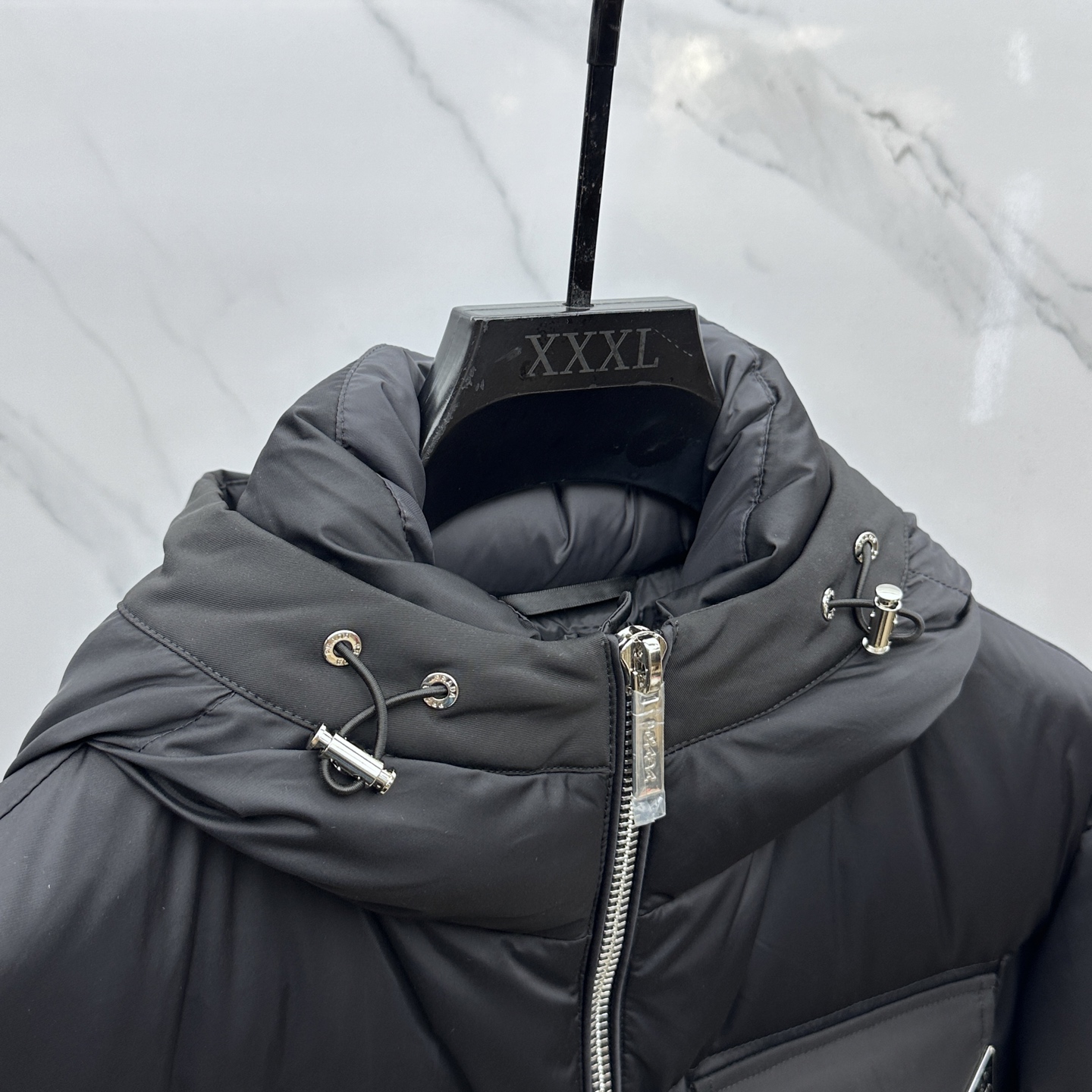 。 🆕Prada普拉达 羽绒服 2025最新款时尚款羽绒连帽外套.（连帽不可拆卸）处处细节显工艺足够的高