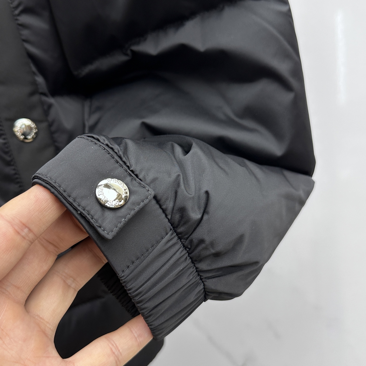 。 🆕Prada普拉达 羽绒服 2025最新款时尚款羽绒连帽外套.（连帽不可拆卸）处处细节显工艺足够的高