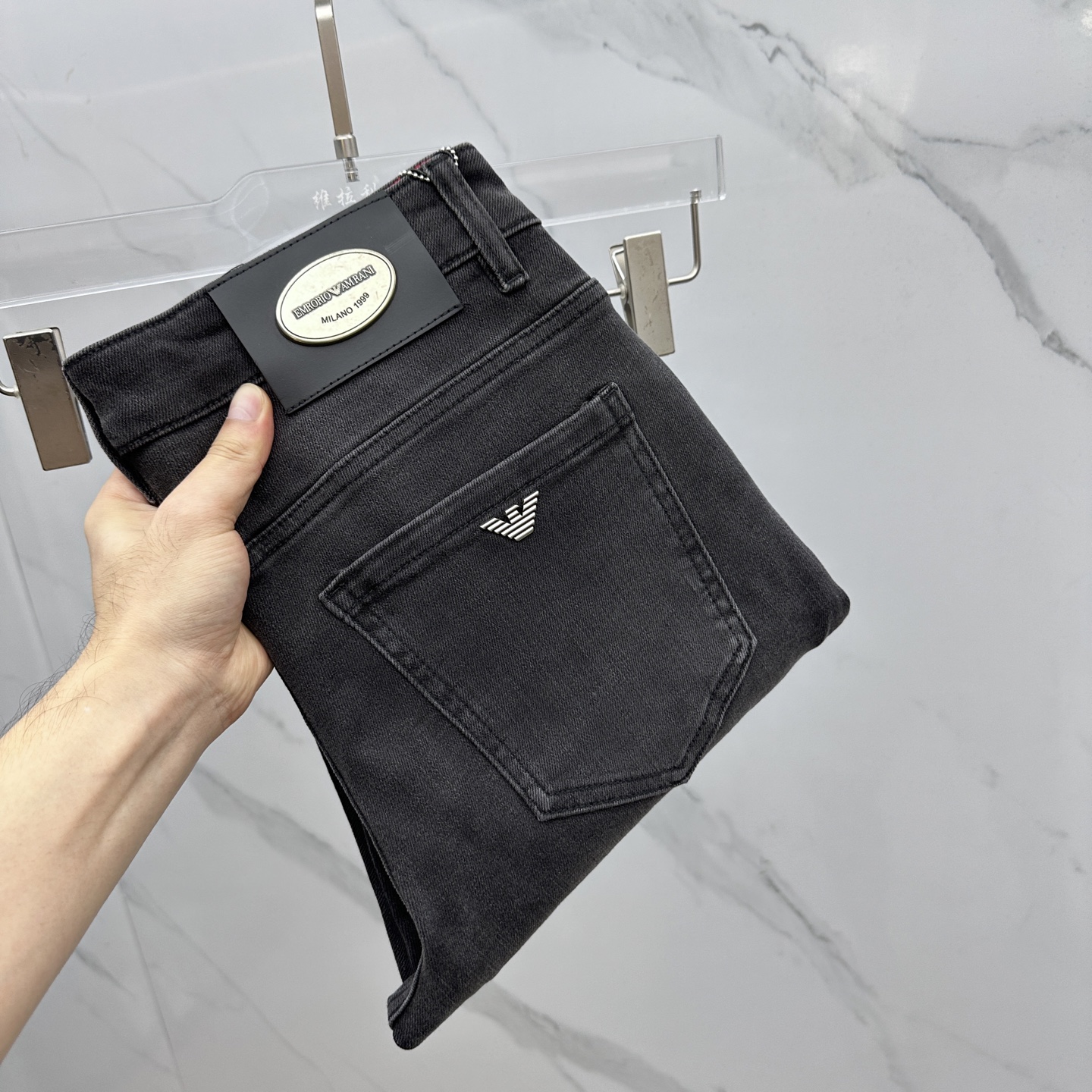 NO:683313,Amani high-end customization, 2025 early spring latest jeans, simultaneous sale at the counter, original custom-made replicas, customer-supplied hardware accessories, original quality, imported solid-color denim fabric, heavy washing, fine workmanship, and excellent upper body!  Preferred single product AD produced code number 29-38 no 35. 37,,armani,jeans,19860909Amani阿玛尼 高端定制、2025早春最新款牛仔裤 柜台同步发售 原版定制复刻 客供五金辅料 原单品质 进口固色牛仔面料 重工洗水 做工走线精细 上身绝佳！优选单品 AD出品 码数29-38无35. 37,,armani,jeans,,Men's clothing