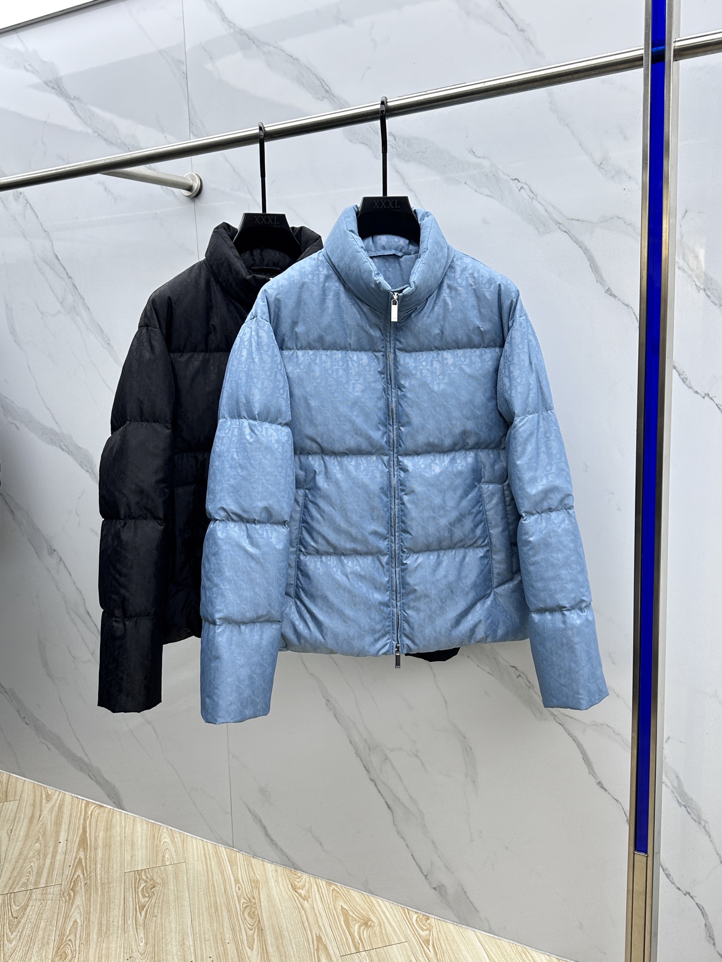 NO:598919,DIOR's popular 1954 autumn and winter new stand-up turtleneck down jacket is rarely available in trading company channels. It is a must-have warm item for cooling weather. It can be worn for daily or outdoor sports. It is wear-resistant, scratch-resistant and easy to care for. It is equipped with 90 Euro standard high-quality white goose down filling inside. It is paired with large square quilting technology to create a fluffy and full overall effect. It also has a strong thermal insulation and temperature locking effect, so that you are not afraid of the cold outdoor weather in autumn and winter! hs  Size 48-56,,dior,dior,down jacket,alexander wang19860909DIOR迪奥 爆款1954秋冬新款立领高领羽绒服,贸易公司渠道稀出,降温天气必备的保暖单品,不论是日常还是户外运动都能穿.耐磨防刮易打理,内里配置90欧标优质白鹅绒埴充,在搭配大方格绗缝工艺,打造蓬松饱满的整体效果,兼顾强悍的保暖锁温效果,让你无惧秋冬季寒冷的户外天气!hs 尺码48-56,,dior,dior,down jacket,alexander wang,Men's clothing