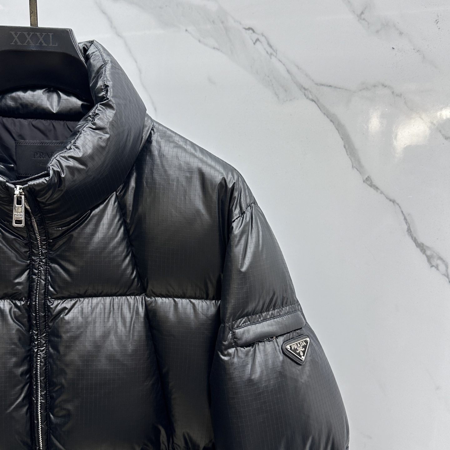 。 🆕Prada普拉达 2025秋冬新款羽绒服 原版订制五金配件全进口原版定制 欢迎对比 绝对的高品质 