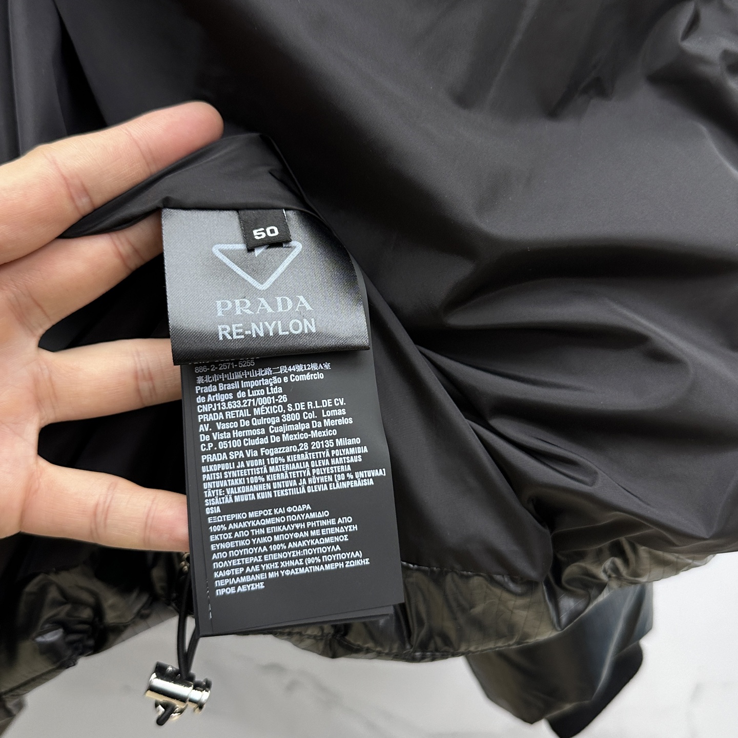 。 🆕Prada普拉达 2025秋冬新款羽绒服 原版订制五金配件全进口原版定制 欢迎对比 绝对的高品质 