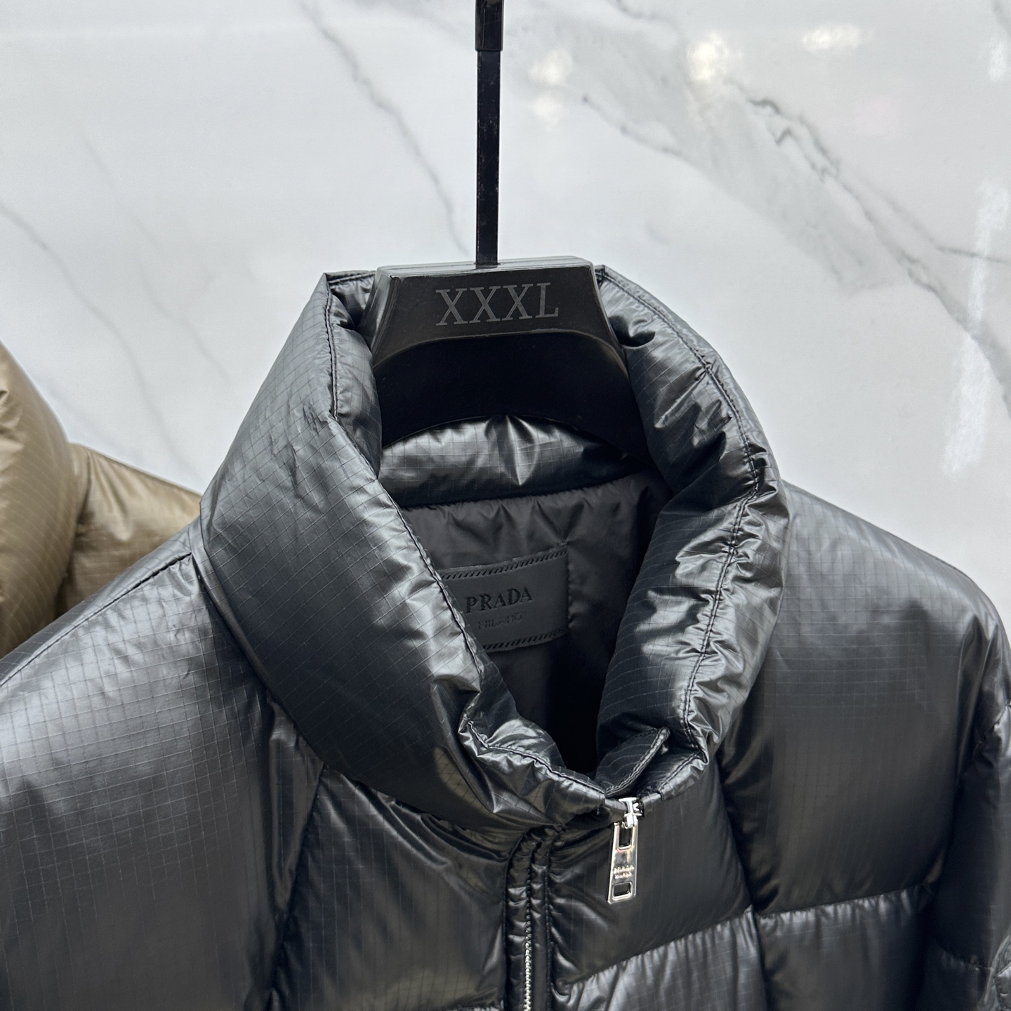 。 🆕Prada普拉达 2025秋冬新款羽绒服 原版订制五金配件全进口原版定制 欢迎对比 绝对的高品质 