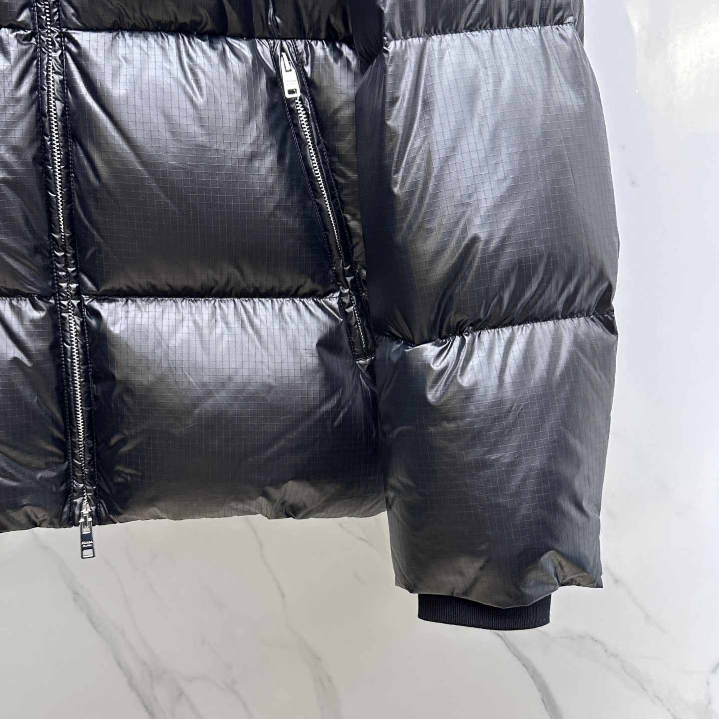 。 🆕Prada普拉达 2025秋冬新款羽绒服 原版订制五金配件全进口原版定制 欢迎对比 绝对的高品质 