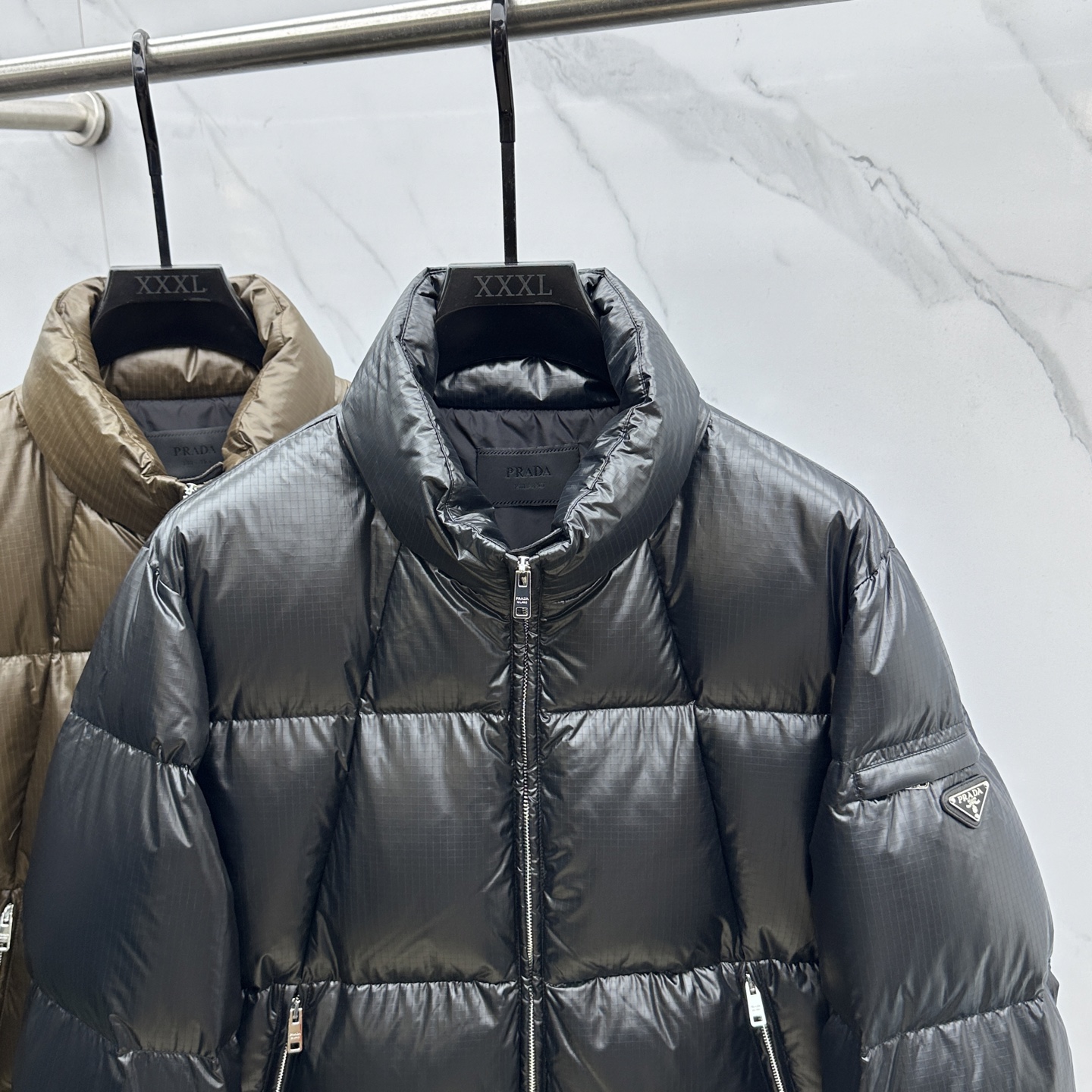 。 🆕Prada普拉达 2025秋冬新款羽绒服 原版订制五金配件全进口原版定制 欢迎对比 绝对的高品质 