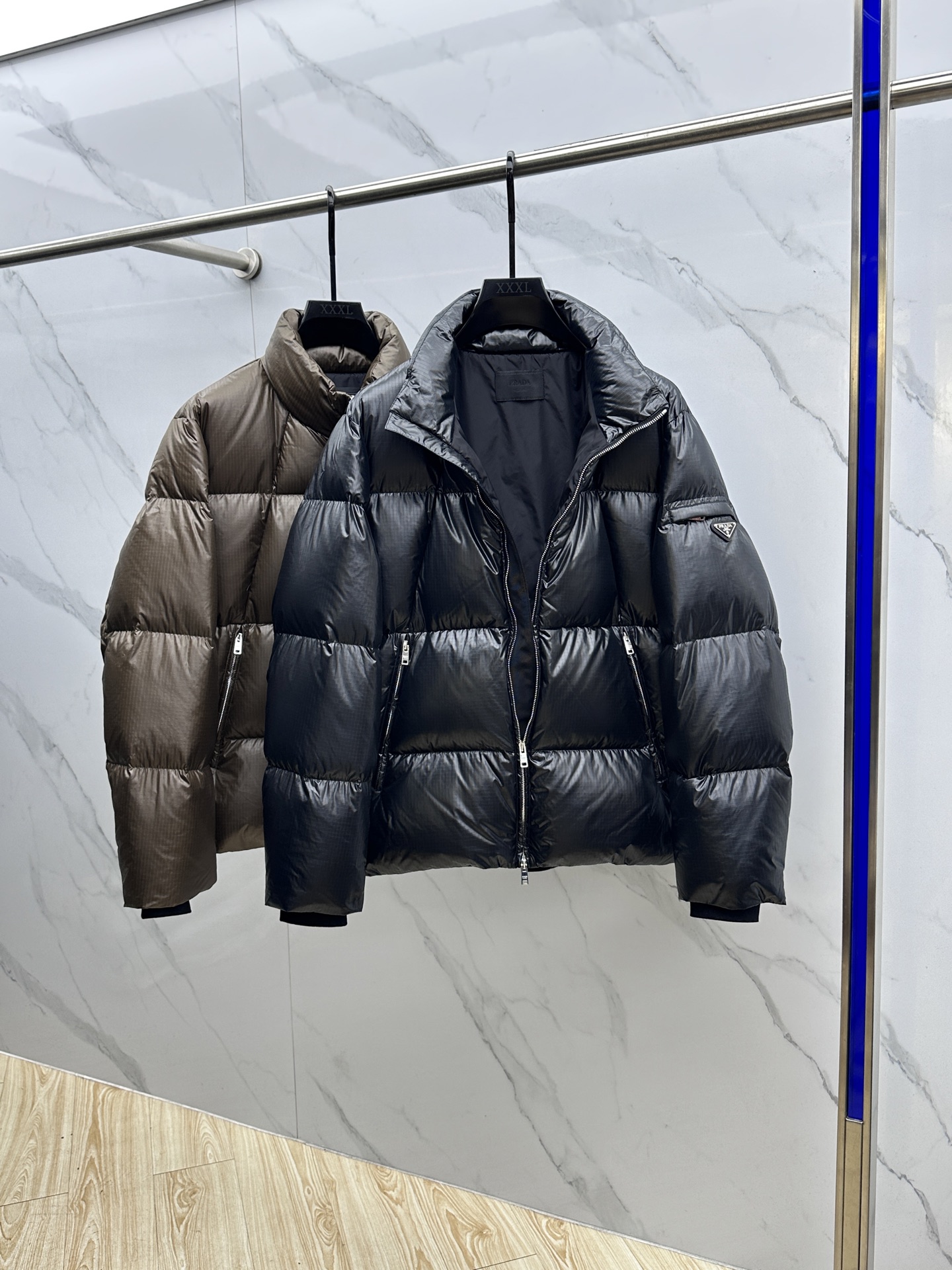 。 🆕Prada普拉达 2025秋冬新款羽绒服 原版订制五金配件全进口原版定制 欢迎对比 绝对的高品质 