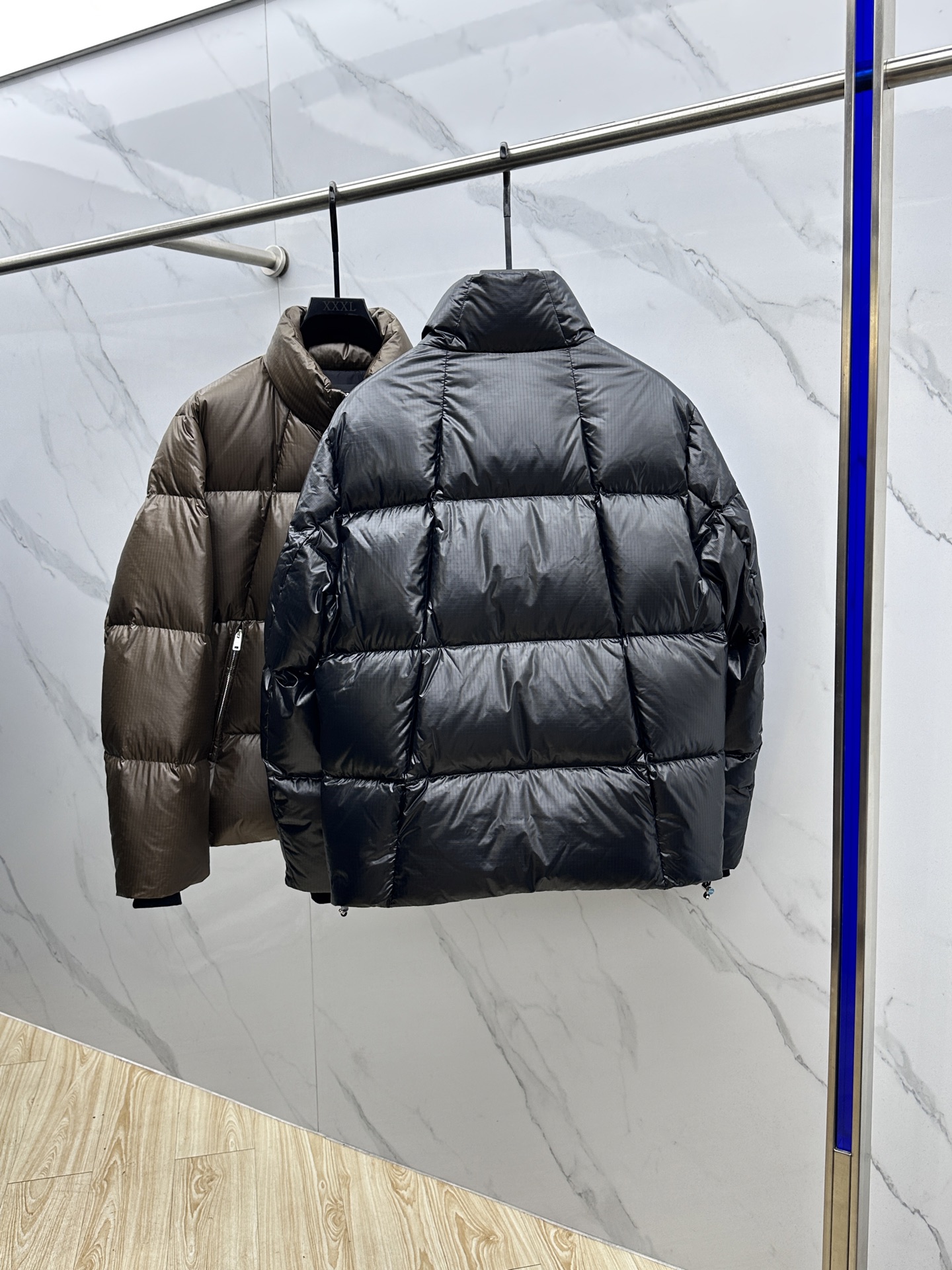 。 🆕Prada普拉达 2025秋冬新款羽绒服 原版订制五金配件全进口原版定制 欢迎对比 绝对的高品质 