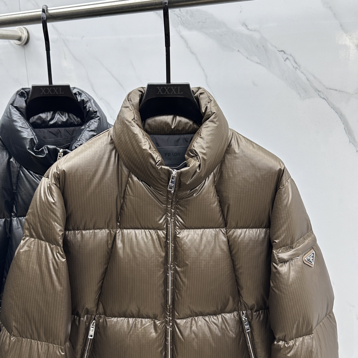 。🆕Prada普拉达 2025秋冬新款羽绒服 原版订制五金配件全进口原版定制 欢迎对比 绝对的高品质 采
