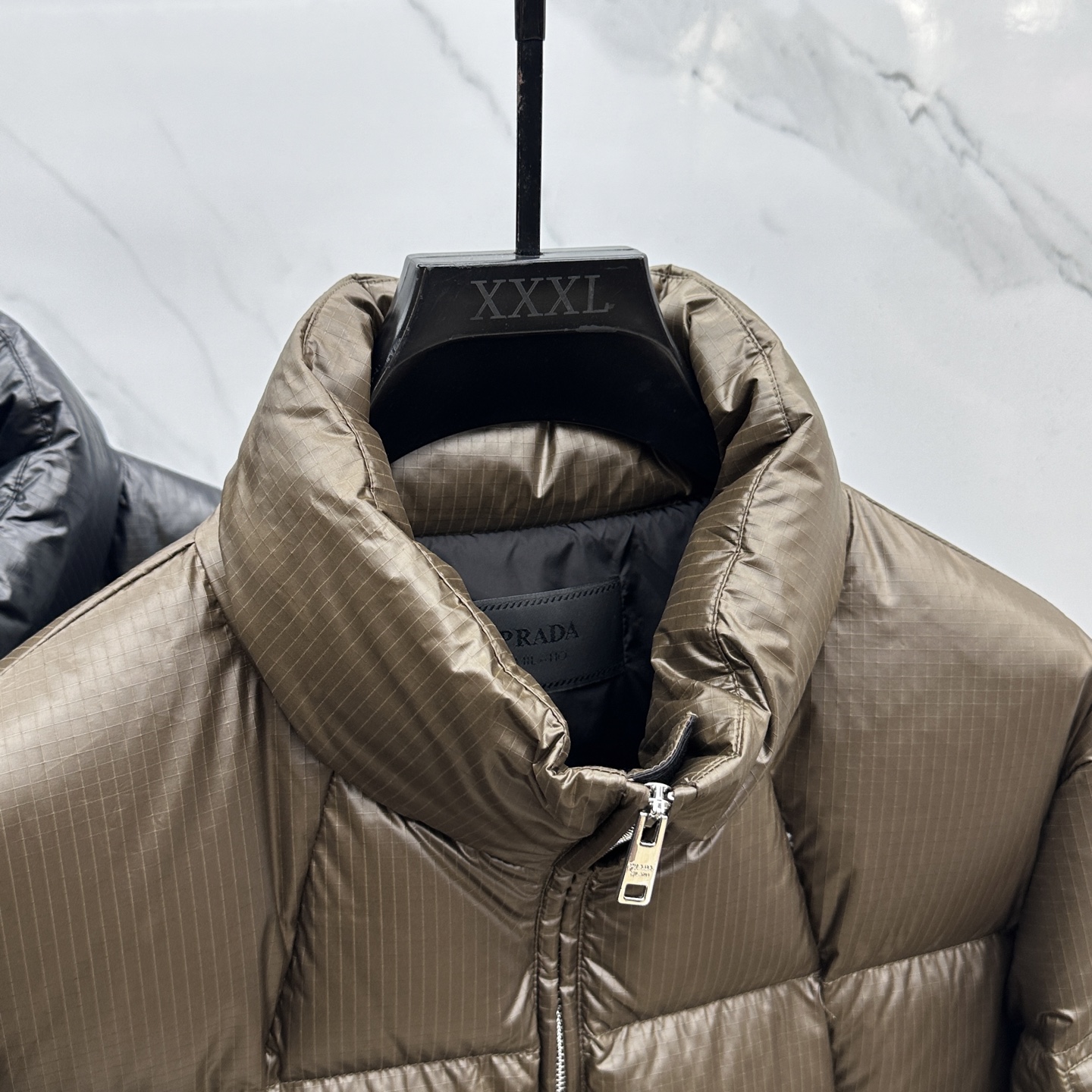 。🆕Prada普拉达 2025秋冬新款羽绒服 原版订制五金配件全进口原版定制 欢迎对比 绝对的高品质 采
