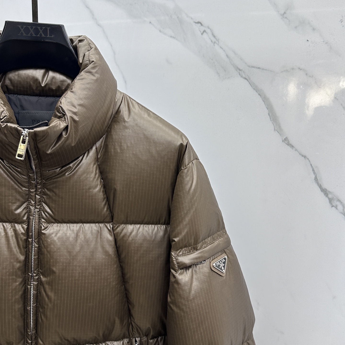 。🆕Prada普拉达 2025秋冬新款羽绒服 原版订制五金配件全进口原版定制 欢迎对比 绝对的高品质 采
