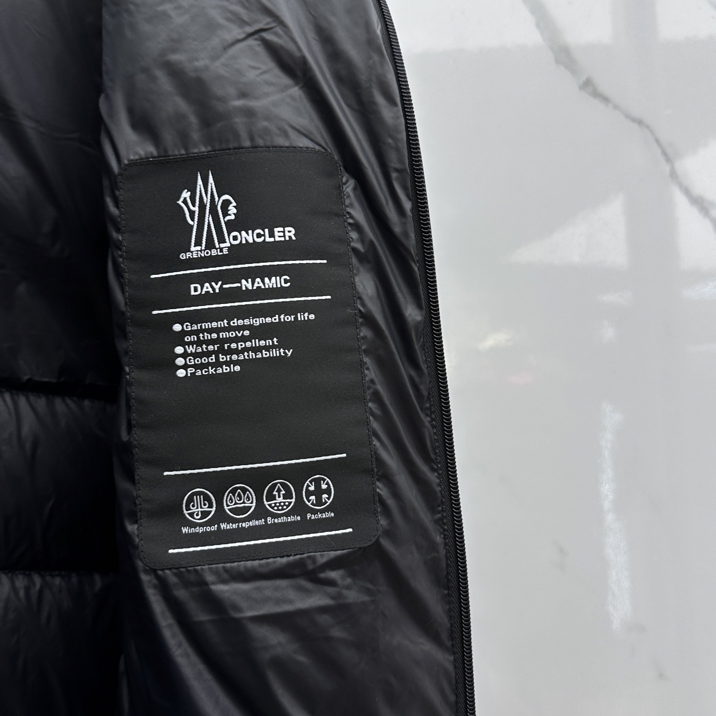 。 🆕Moncler蒙口 2025最新款时尚立领羽绒外套羽绒服，冬季顶级爆款羽绒服，轻薄款，经典字母lo