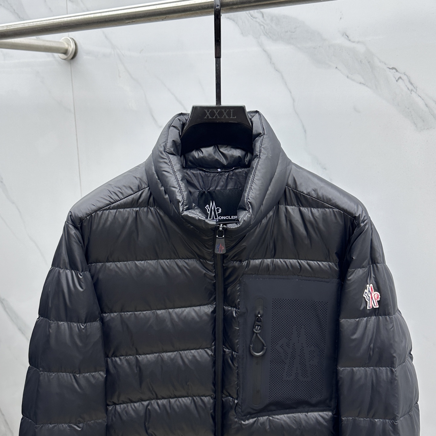 。 🆕Moncler蒙口 2025最新款时尚立领羽绒外套羽绒服，冬季顶级爆款羽绒服，轻薄款，经典字母lo